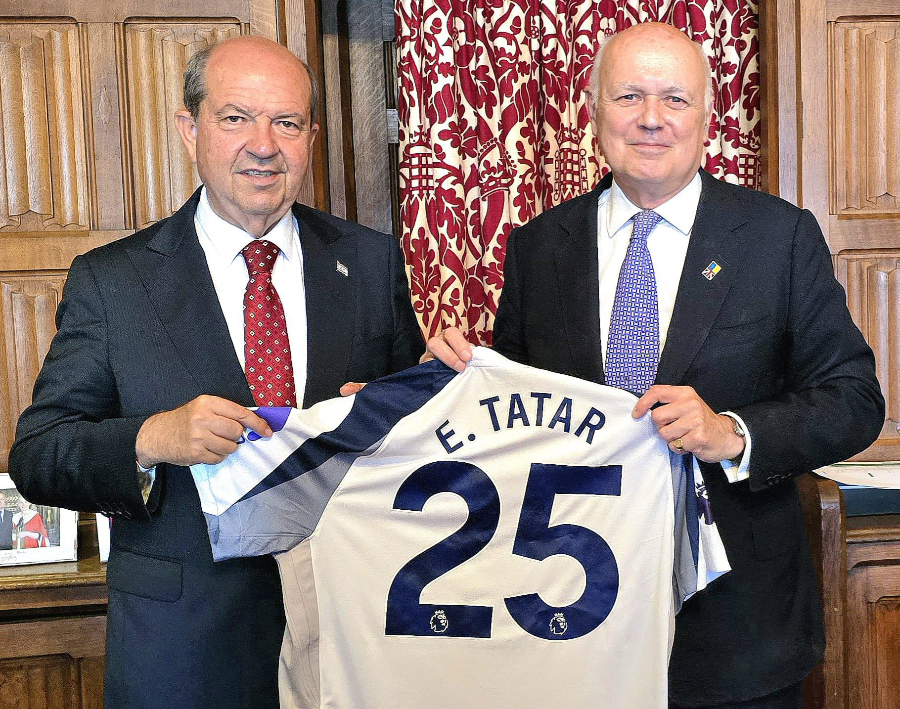 cover Tatar gifted Spurs shirt during London trip