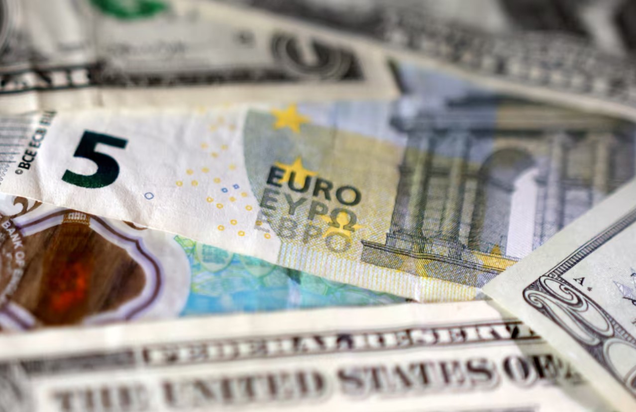 image Dollar keeps losing market share but euro slow to benefit