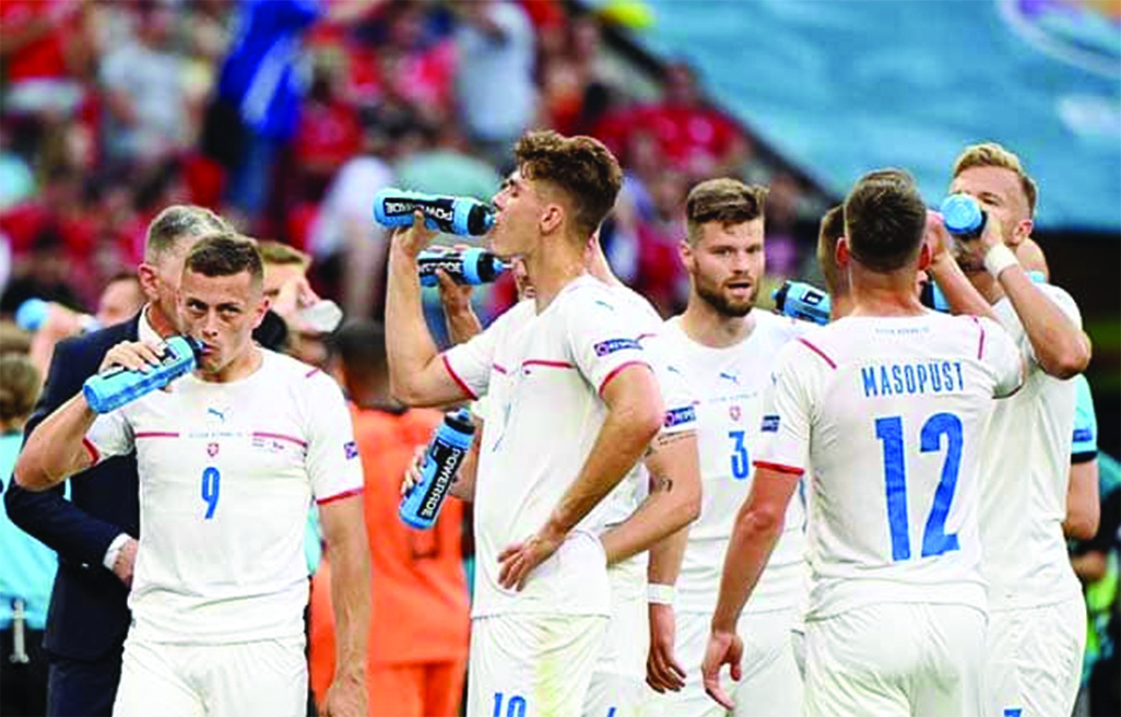 cover England coach Tuchel expects players to suffer in World Cup heat