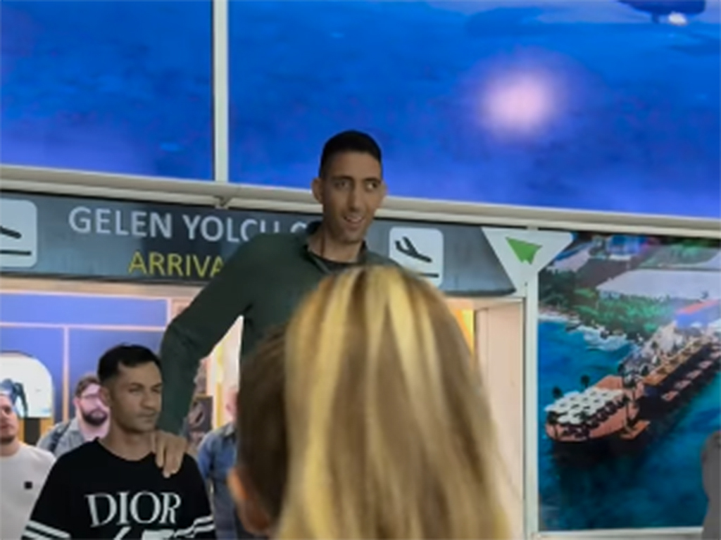 image World&#8217;s tallest man visits north