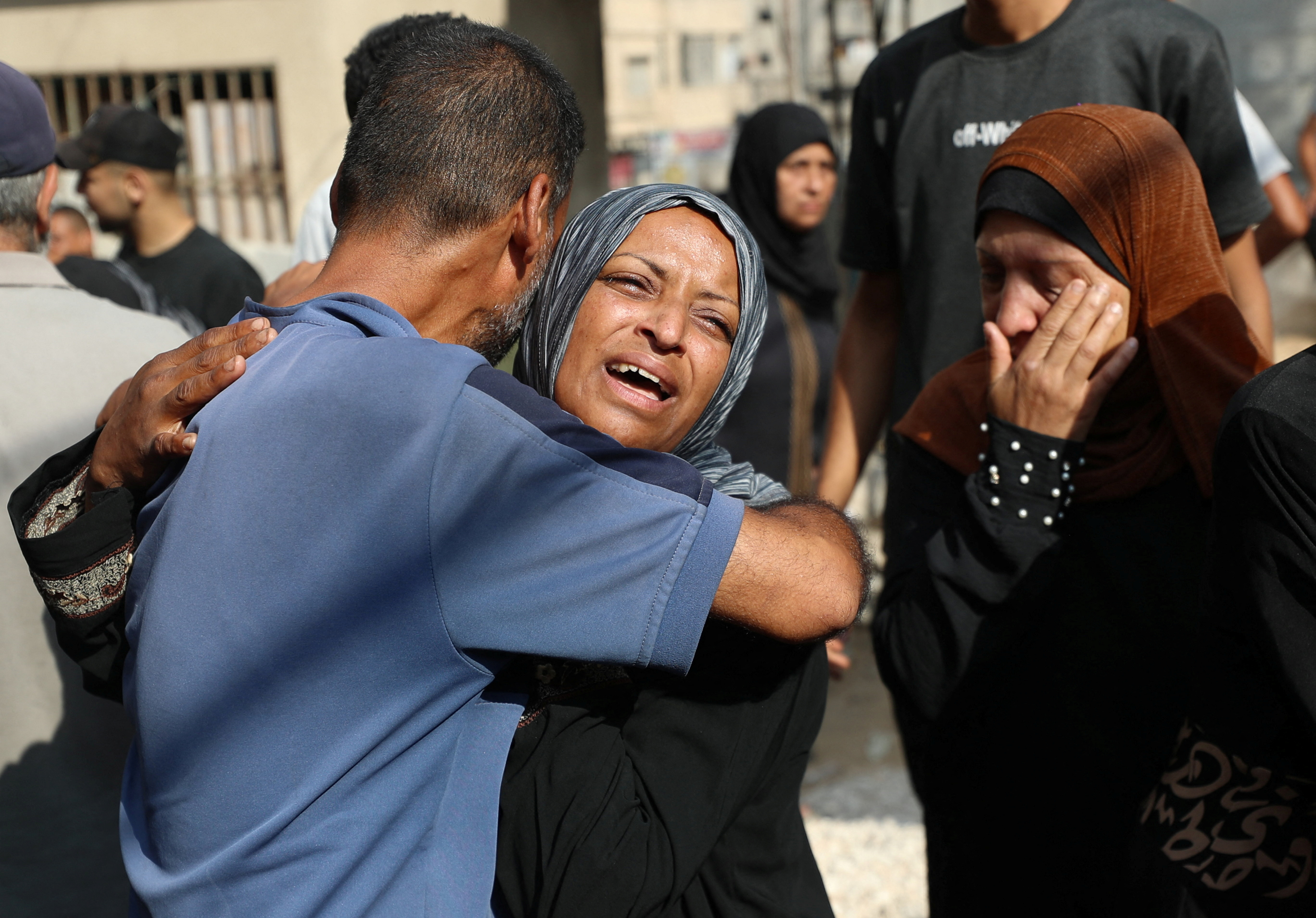 cover Israel sends tanks into Gaza&#8217;s Deir Al-Balah in search of remaining hostages, killings continue