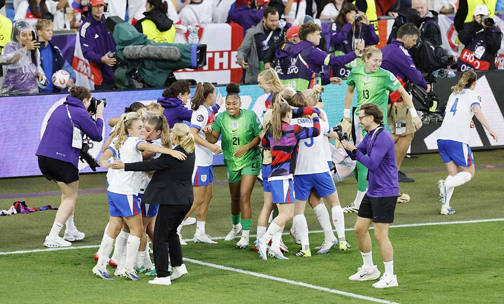 cover England beat Spain on penalties to defend European title