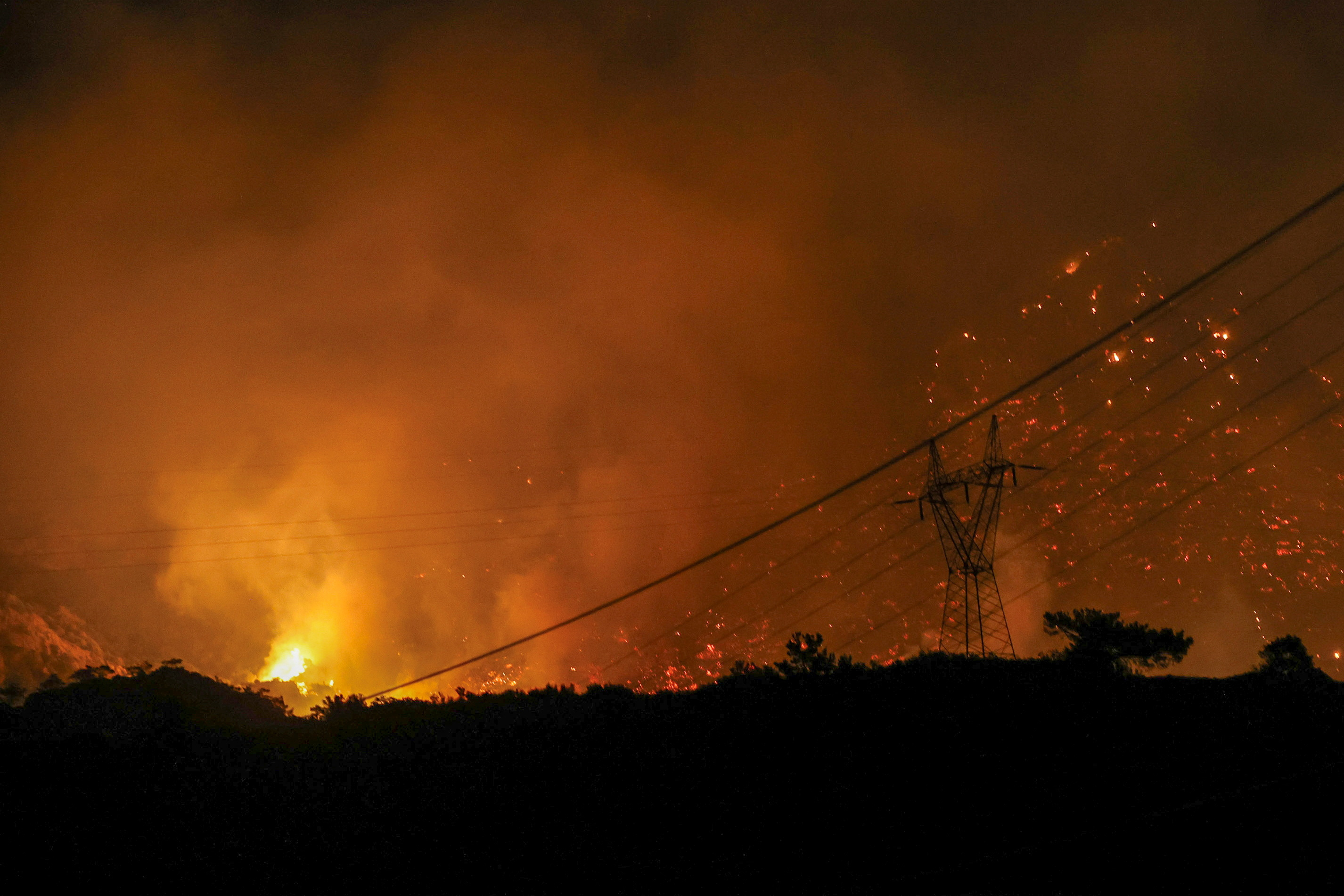 cover Greece battles wildfire on Crete for a third day,  thousands of tourists left the area