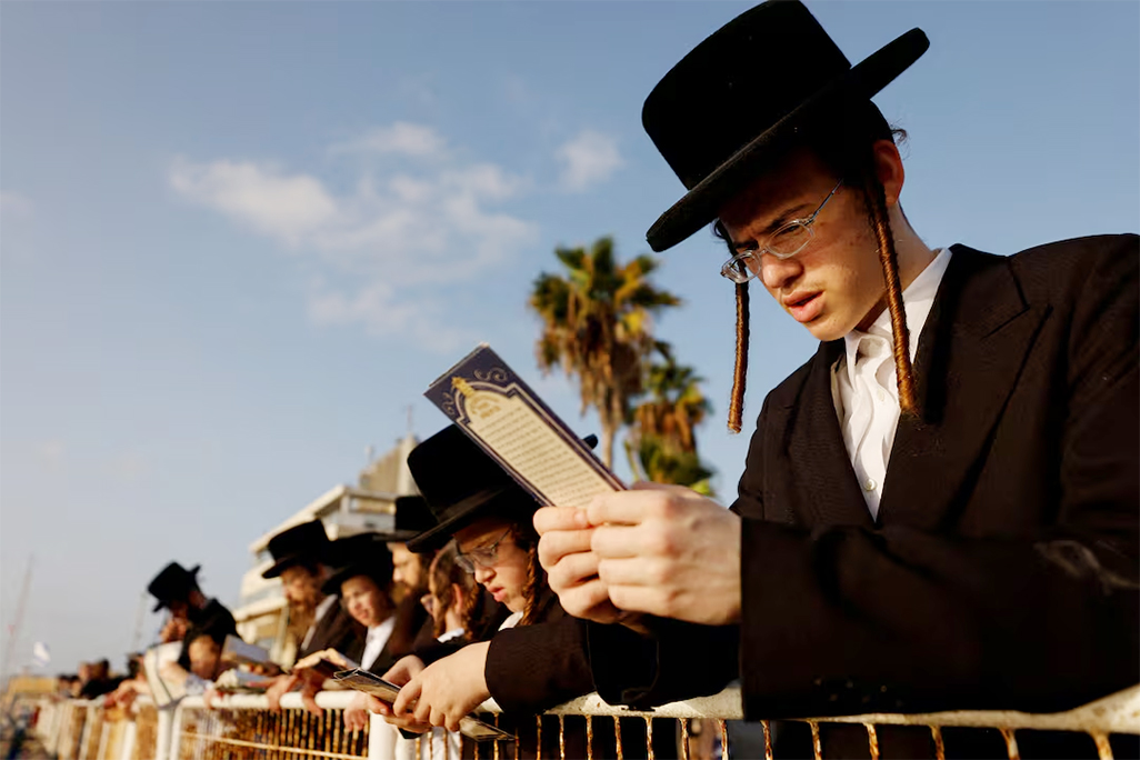cover Netanyahu under mounting political pressure after party quits