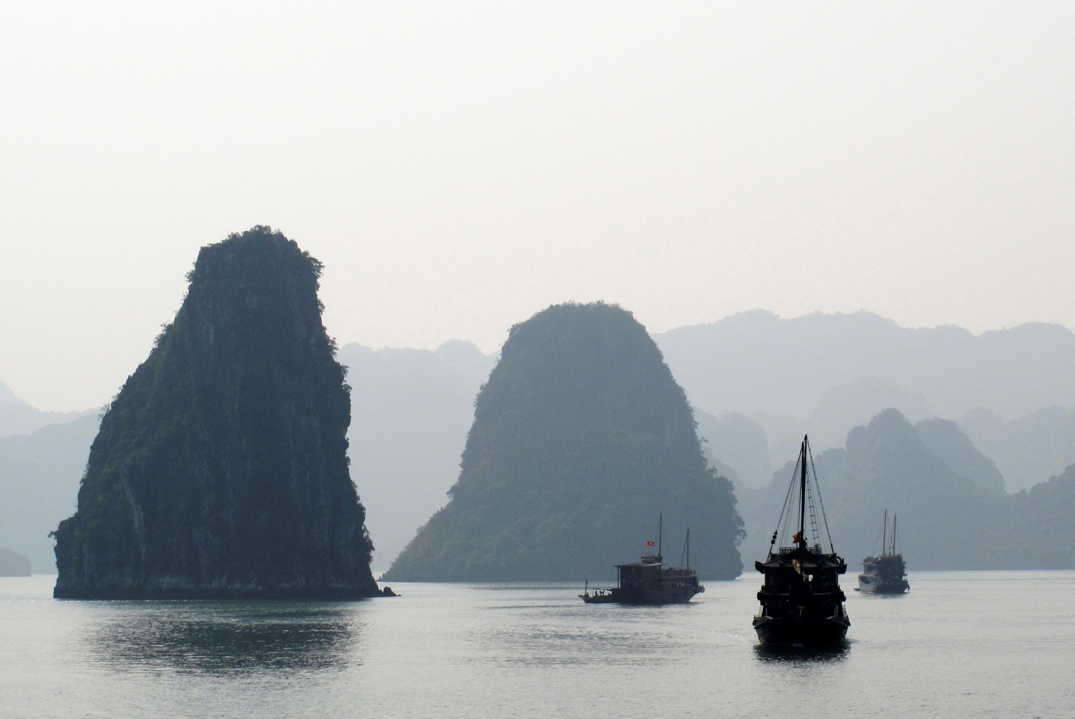 cover Vietnam tourist boat capsizes in Halong Bay, three dead