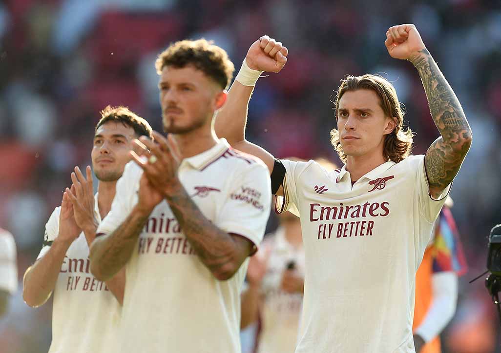 cover Arsenal hold on to beat Man Utd after Bayindir error