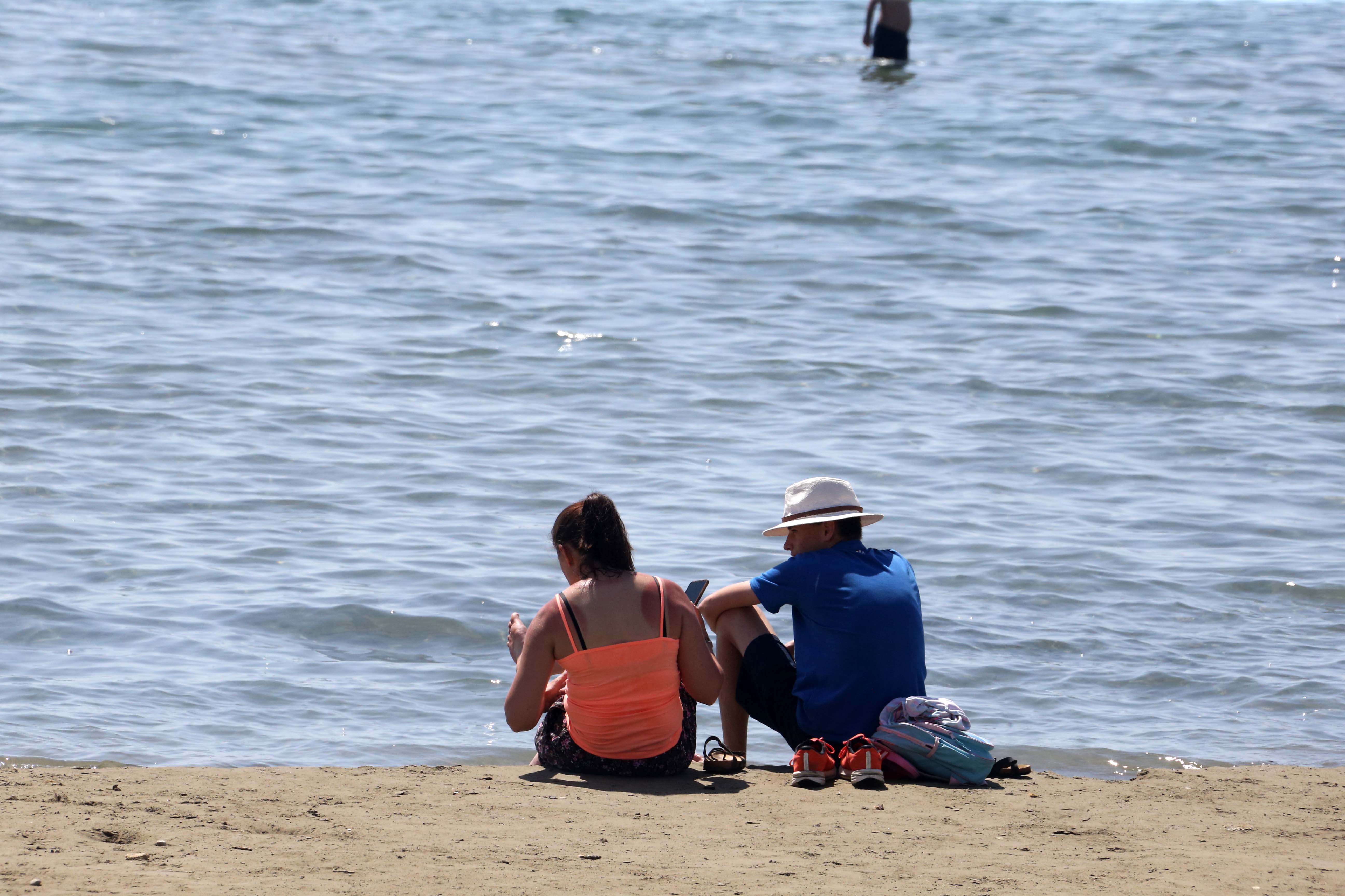 cover Extreme heat ‘to continue all week’
