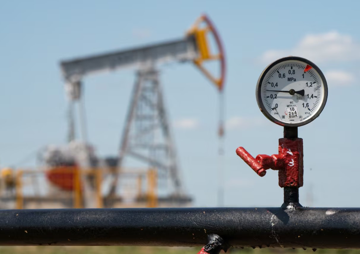 cover Trump remarks on Russia unsettle oil markets, prices dip to 8-week low