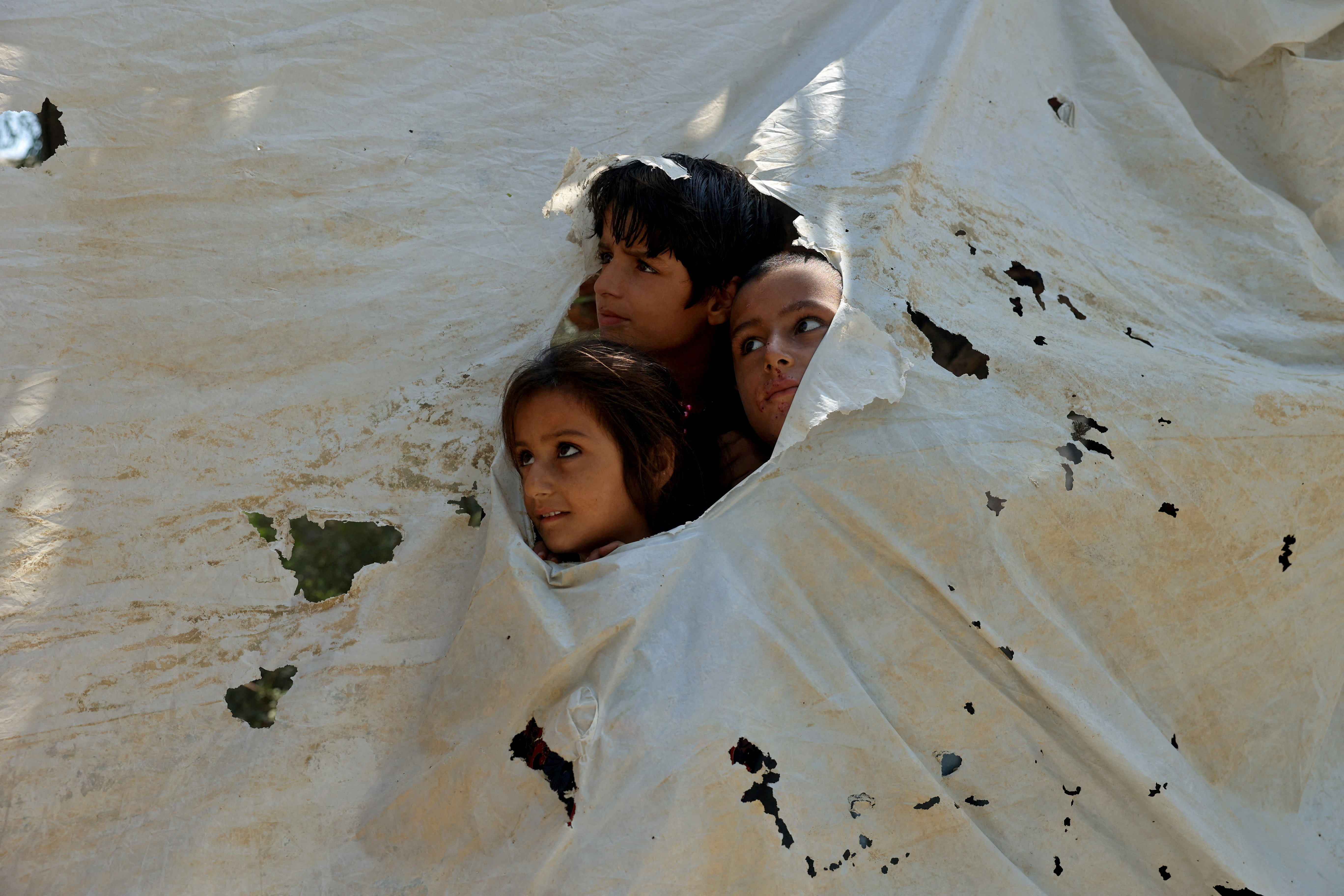 cover UN refugee agency to reduce spending by a fifth as cuts bite