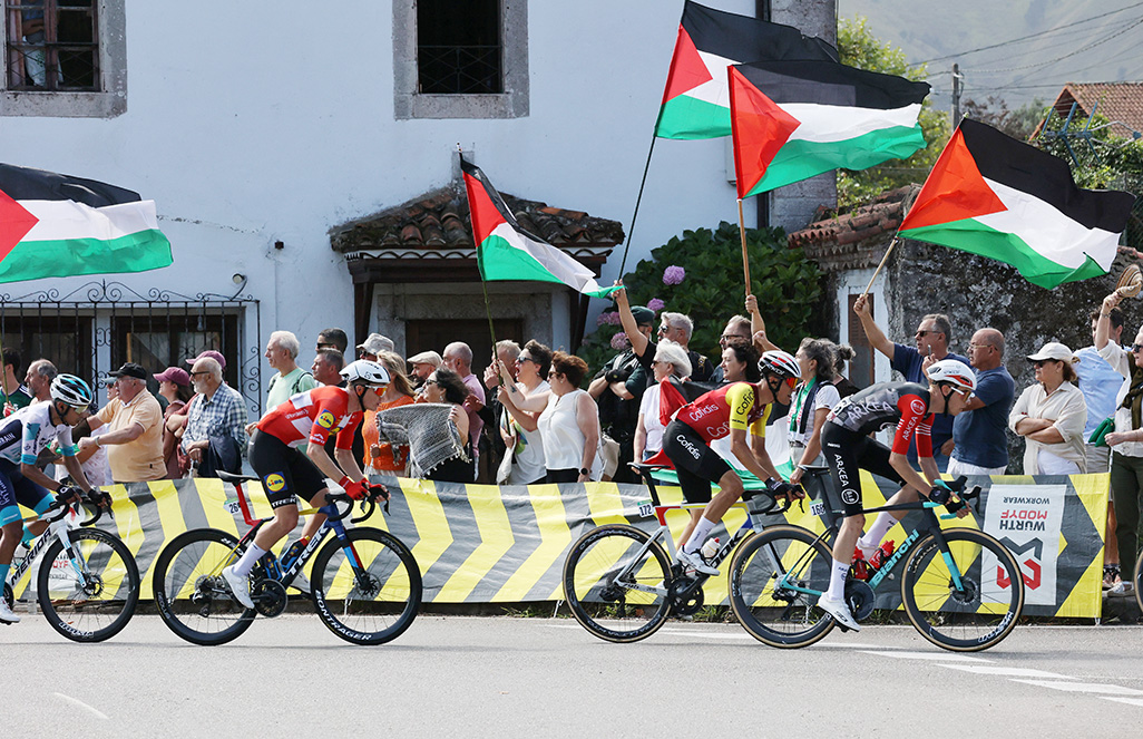 cover Vuelta director vows to finish race in Madrid, labels protests illegal