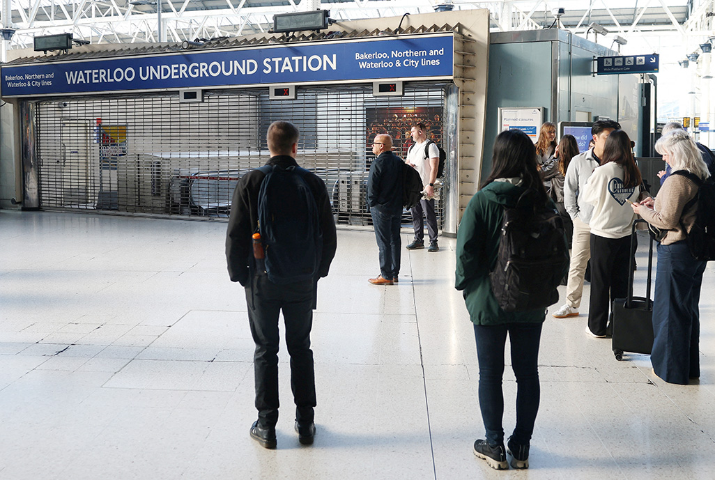 image London commuters turn to bikes and boats as Tube strike enters second day