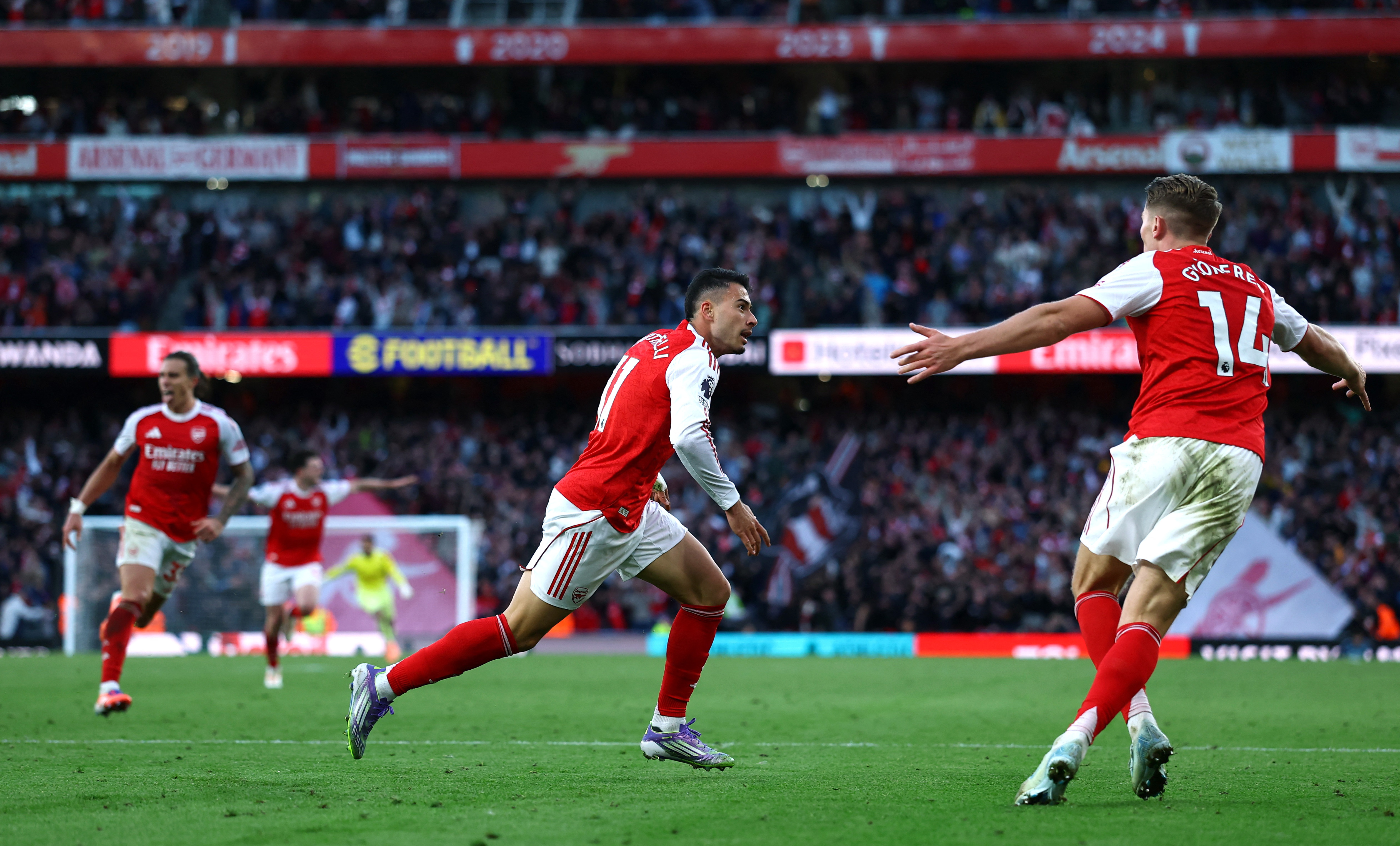 cover Martinelli snatches late point for Arsenal in draw with City, Villa end scoring drough