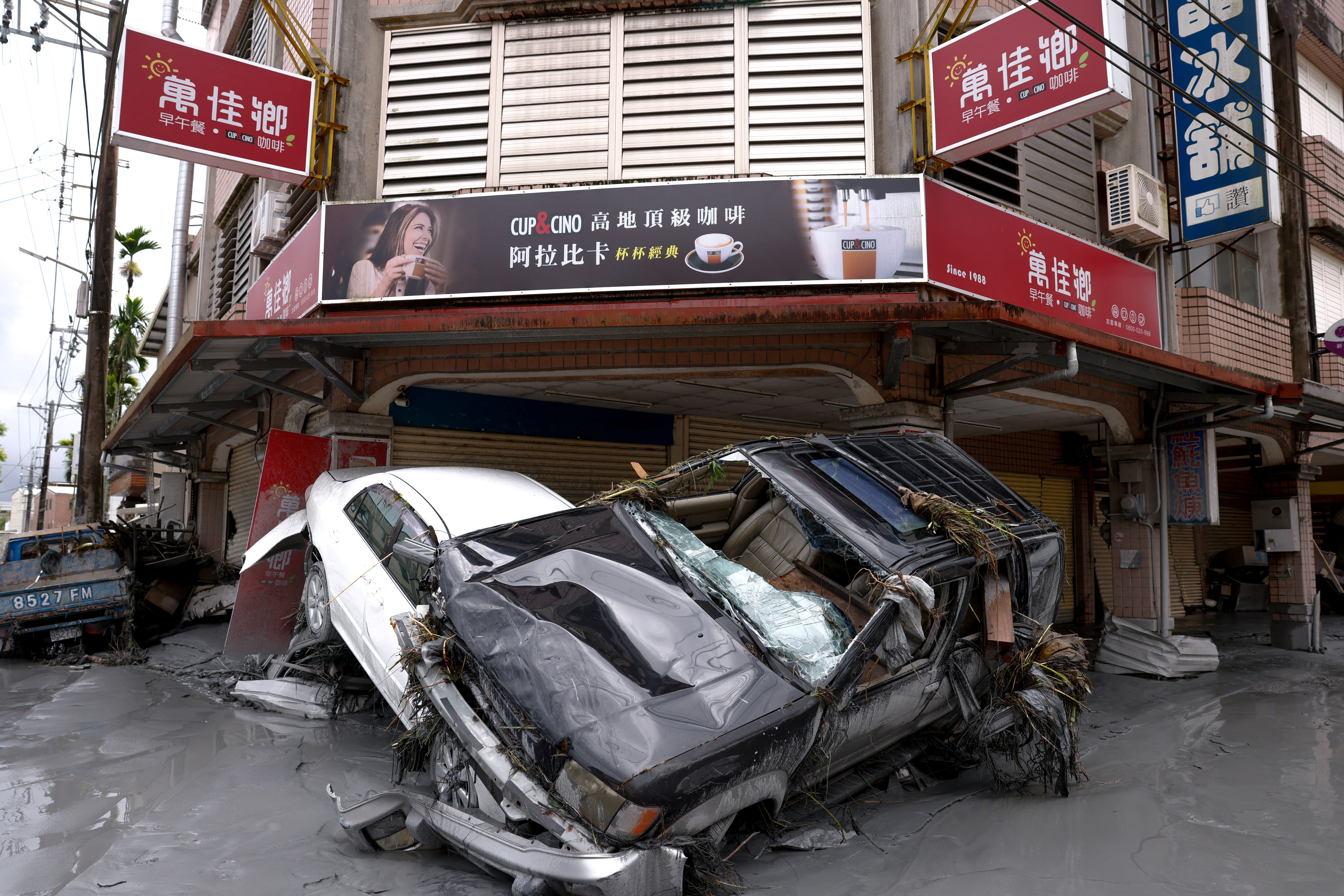 cover New flood fears spook evacuees after Super Typhoon Ragasa kills 14 in Taiwan