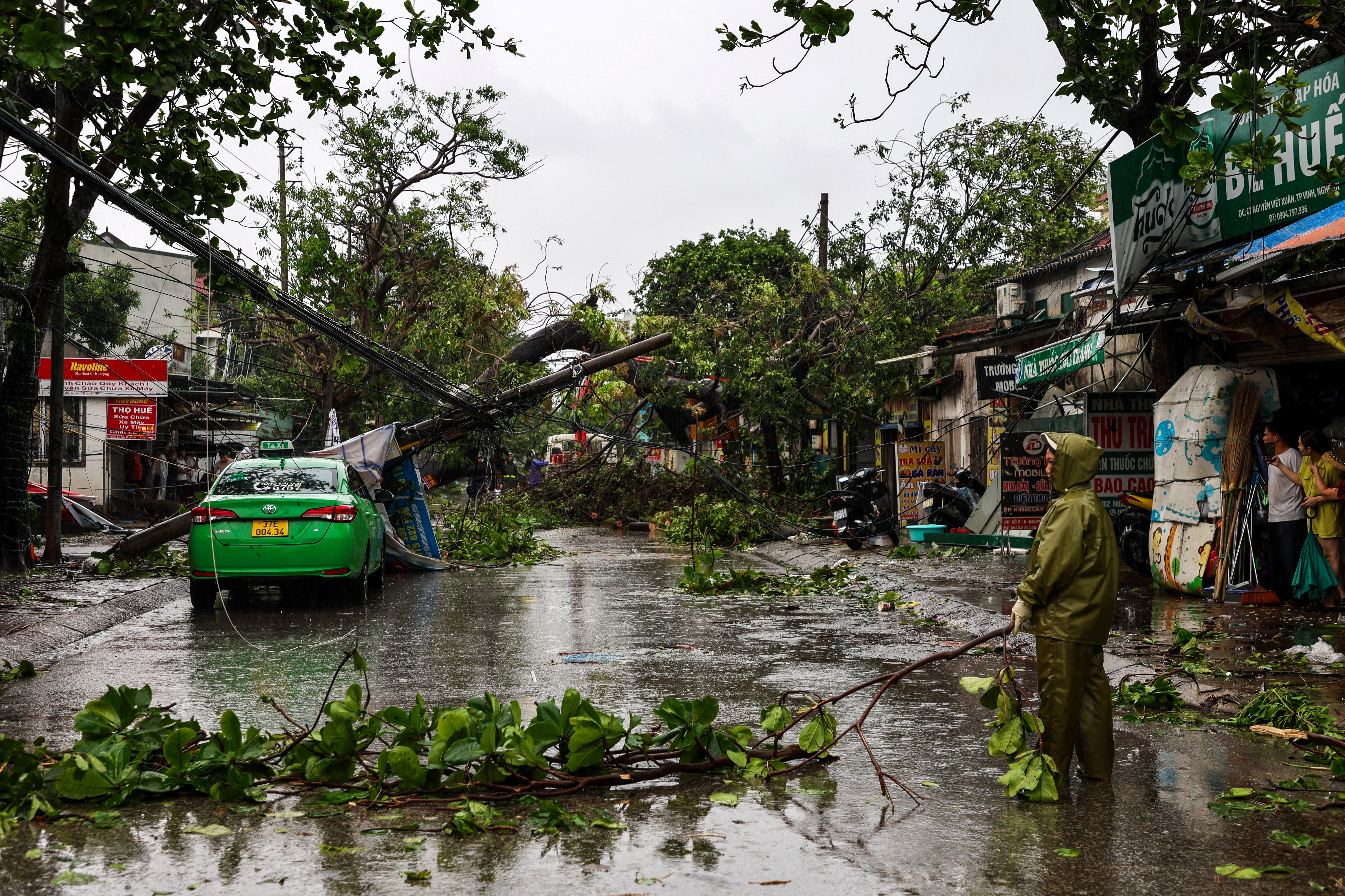 image Typhoon Bualoi death toll rises to 19 in Vietnam as Hanoi streets flooded