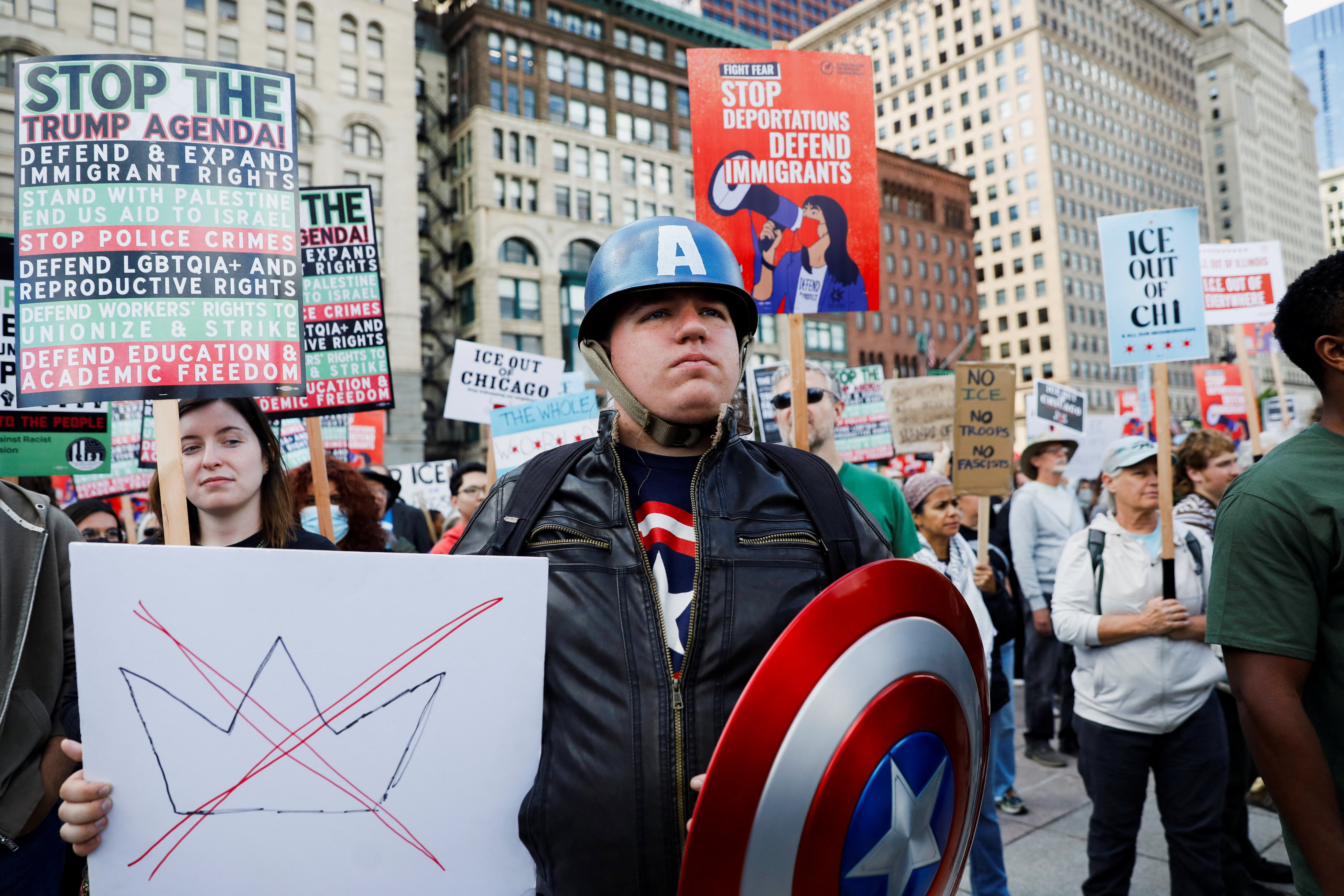 cover Chicago protesters defiant in face of Trump&#8217;s deportation threats