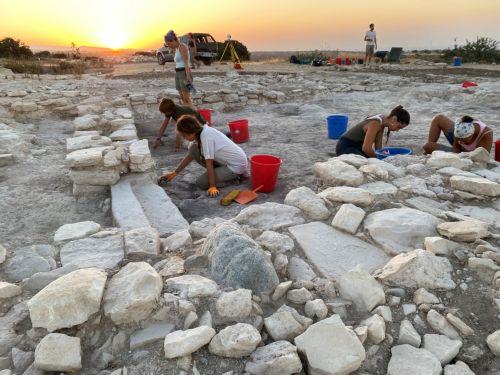 cover Bronze age building and artefacts uncovered at Erimi