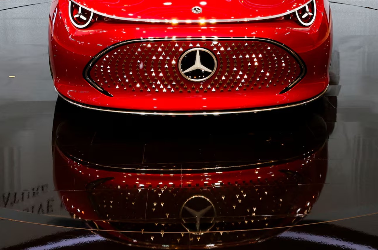 cover Mercedes replaces CTO as part of board rejuvenation and cost strategy