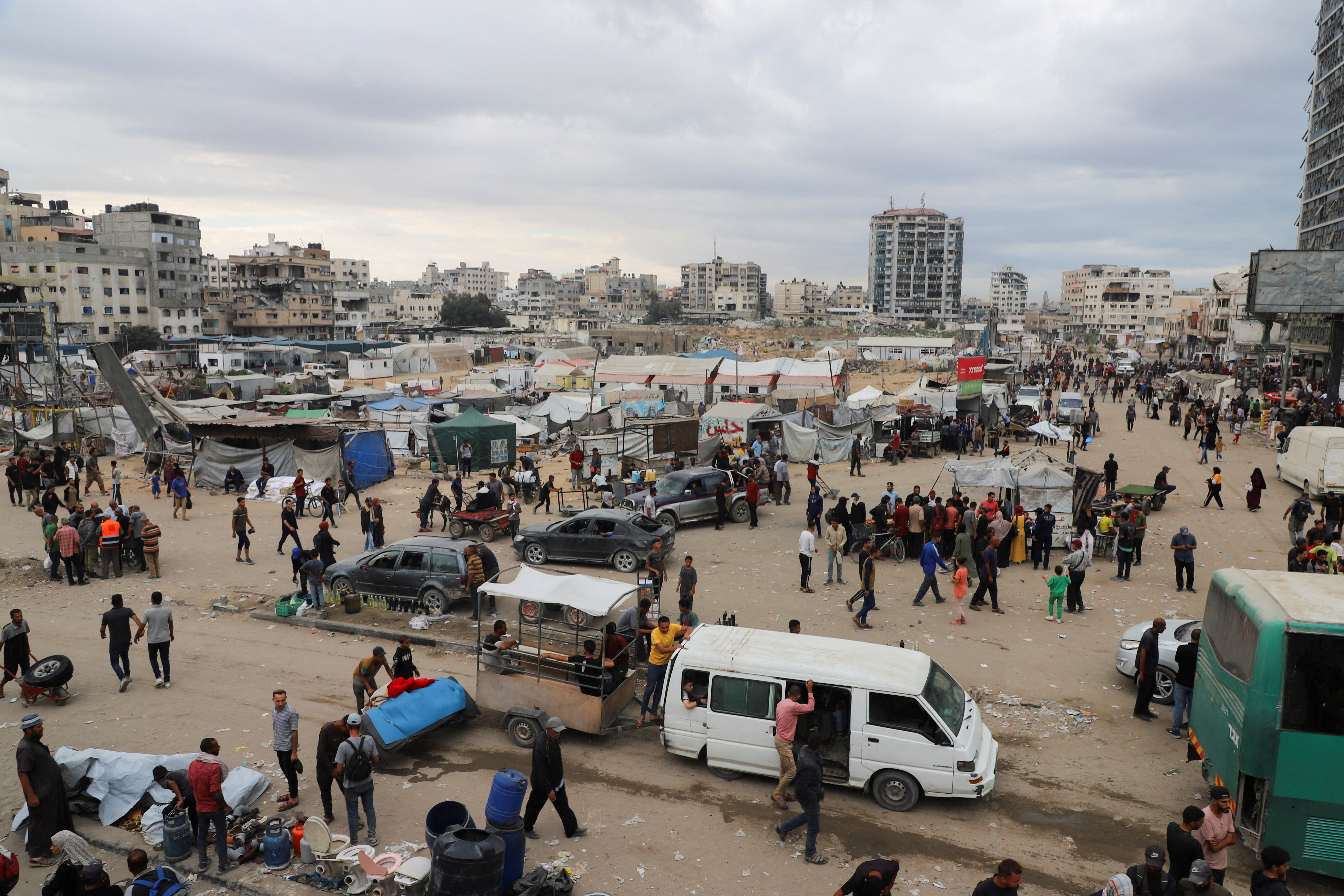 image Aid trucks roll into Gaza as Hamas hands over more hostage bodies