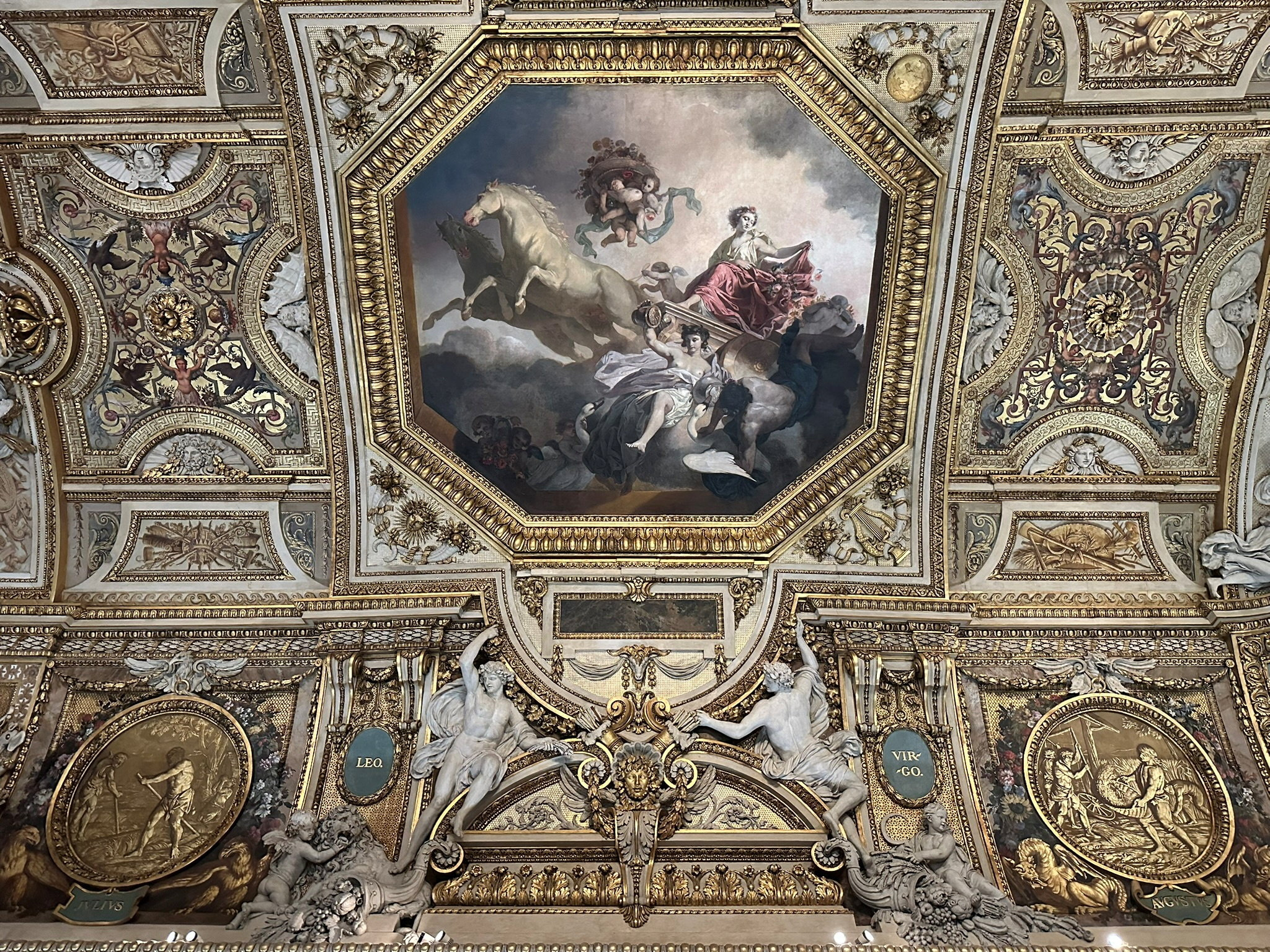 image Thieves steal &#8220;inestimable&#8221; jewels from Louvre in Paris and flee on motorbikes