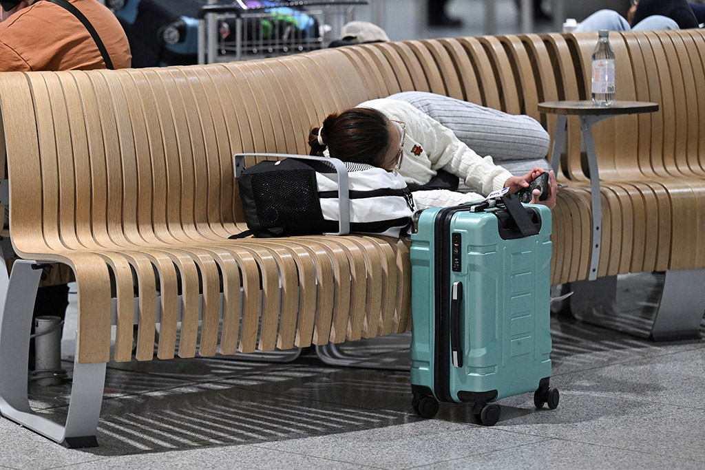 image Munich airport begins slow reopening after late-night drone sightings