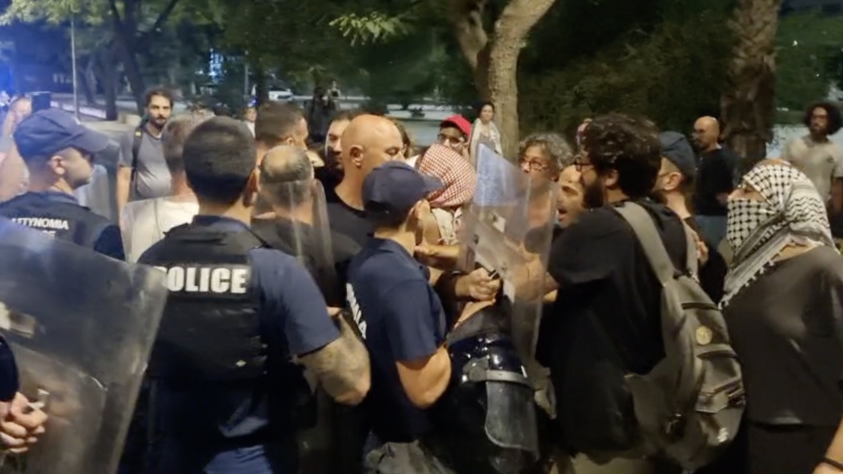 image Tensions remain between protesters and police after Gaza protest