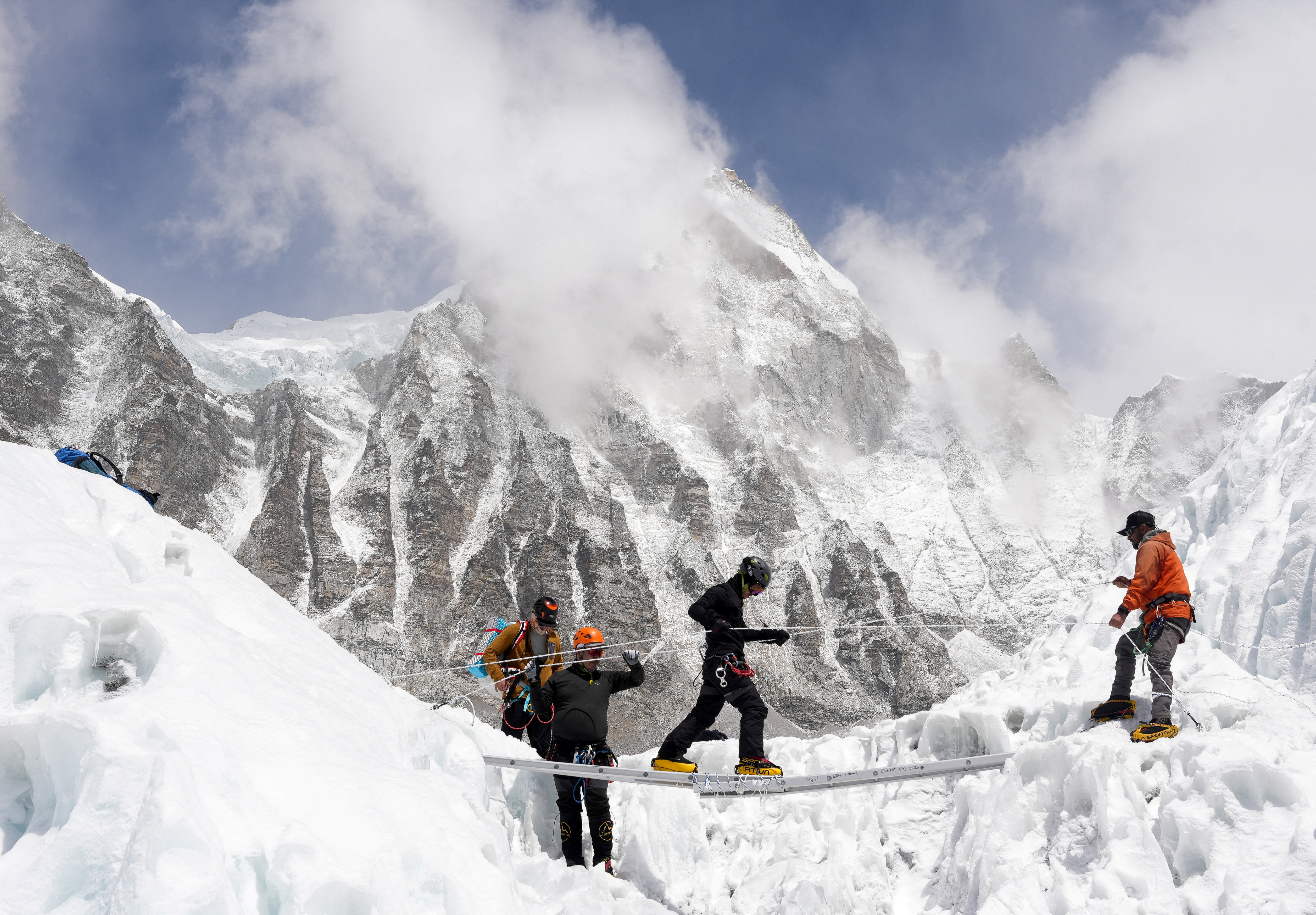 image Almost 1,000 trapped on Tibetan side of Mount Everest by blizzard