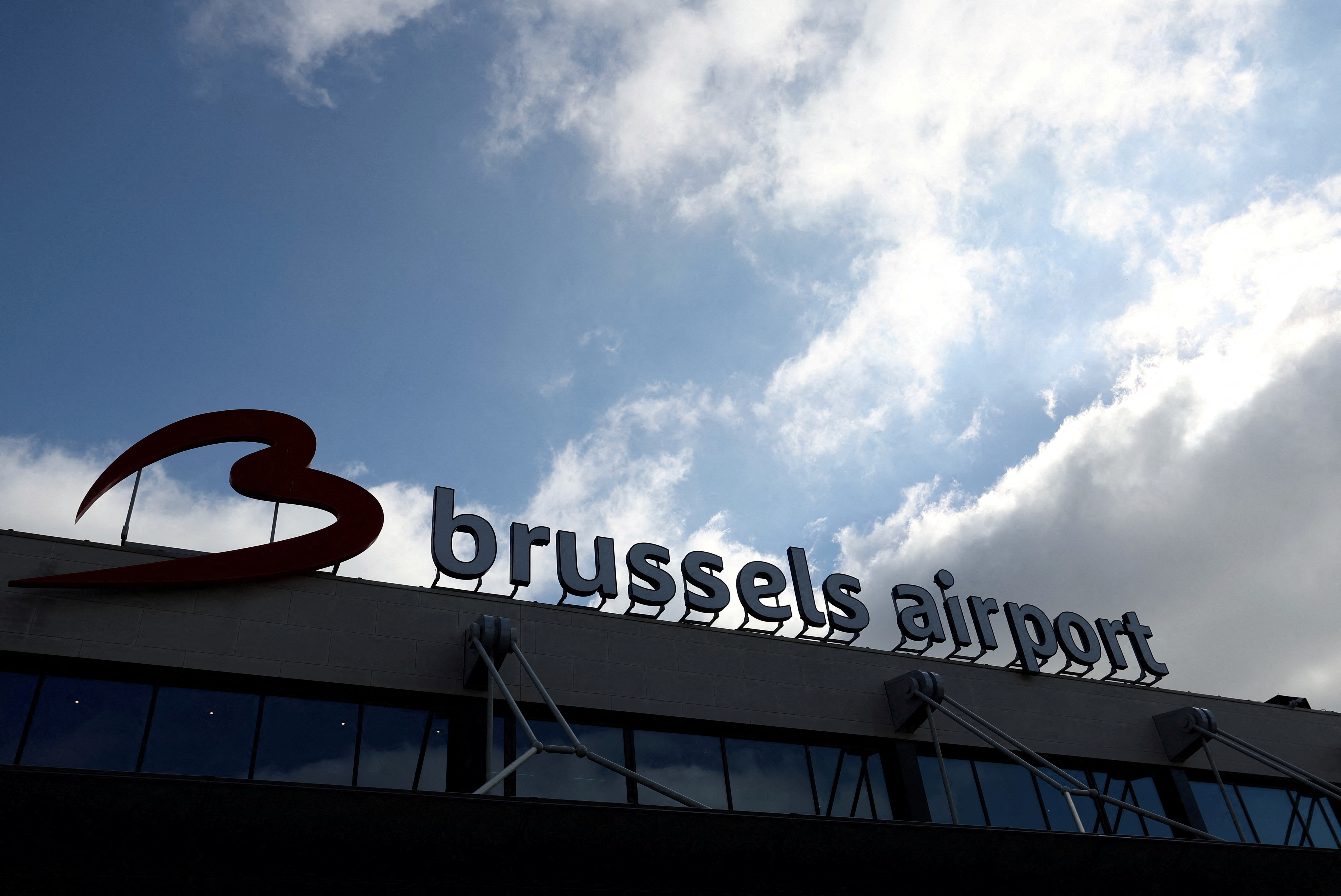 cover Brussels Airport closed after reported sighting of drone
