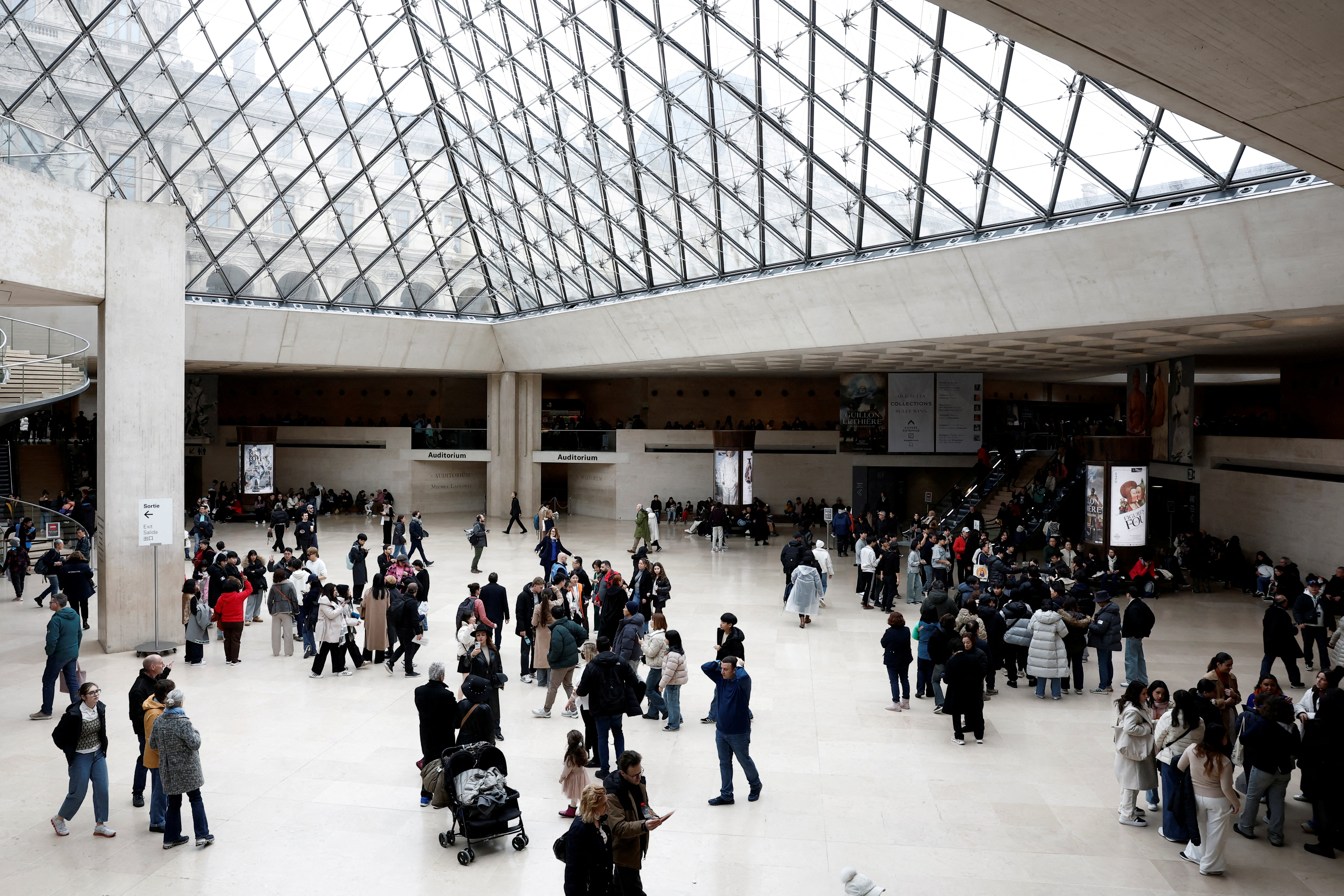 cover France&#8217;s Louvre Museum closes gallery due to structural weakness
