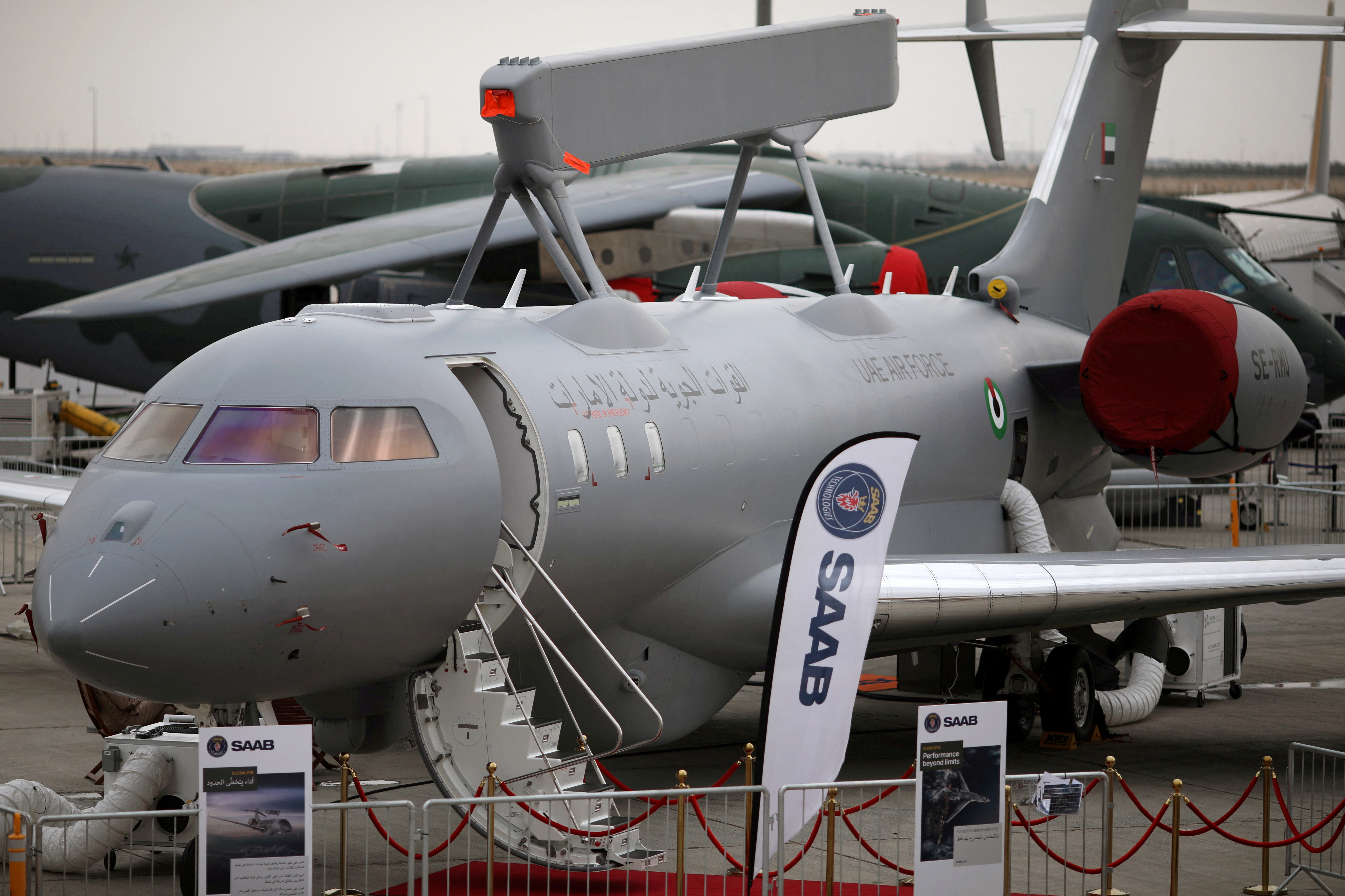 image Indian Tejas fighter jet crashes at Dubai Air Show, killing pilot (V)