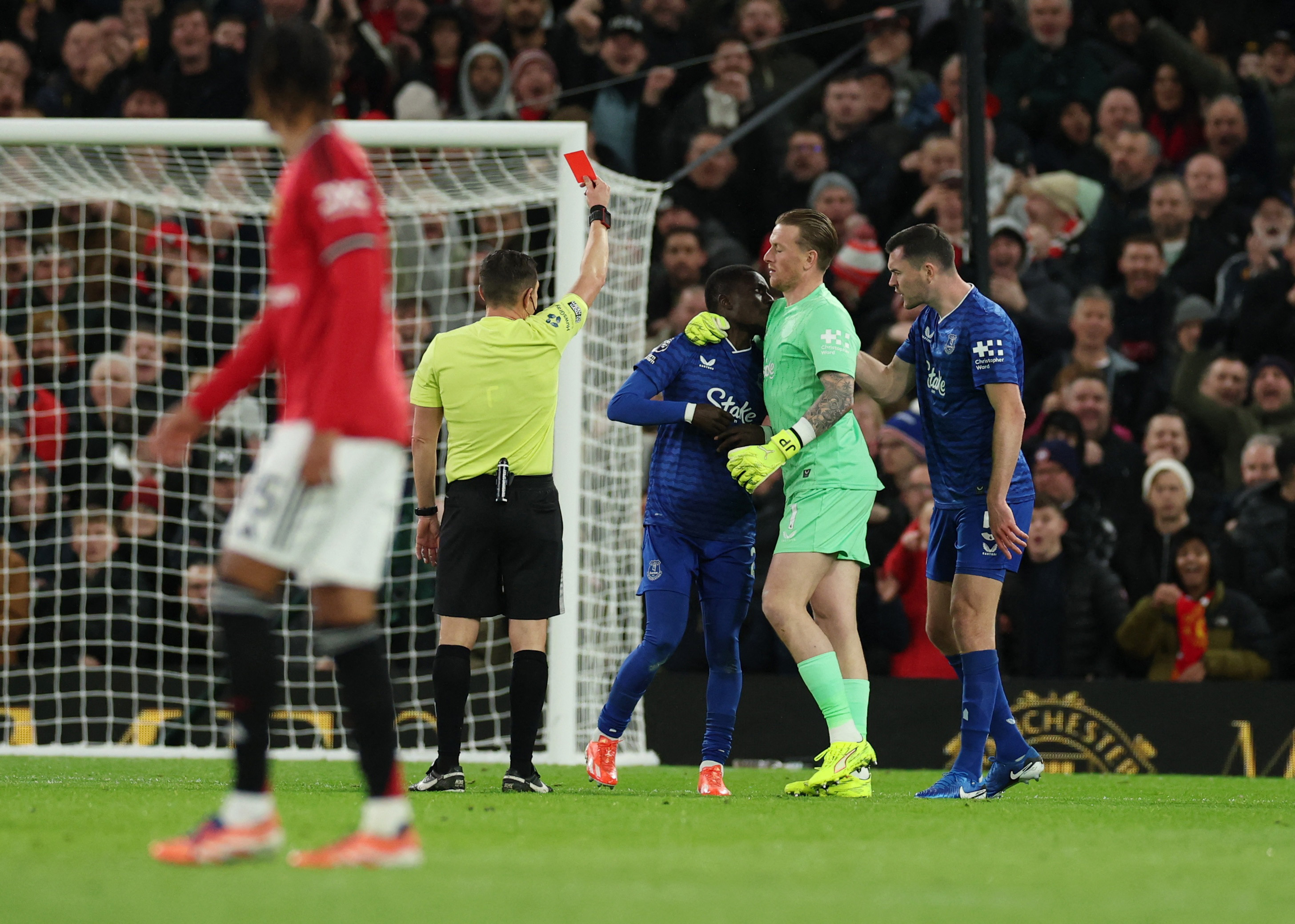 image Everton beat Man Utd despite Gueye seeing red for slap on teammate Keane