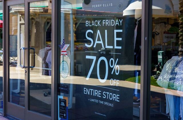 cover The Black Friday paradox: more shoppers, fewer dollars