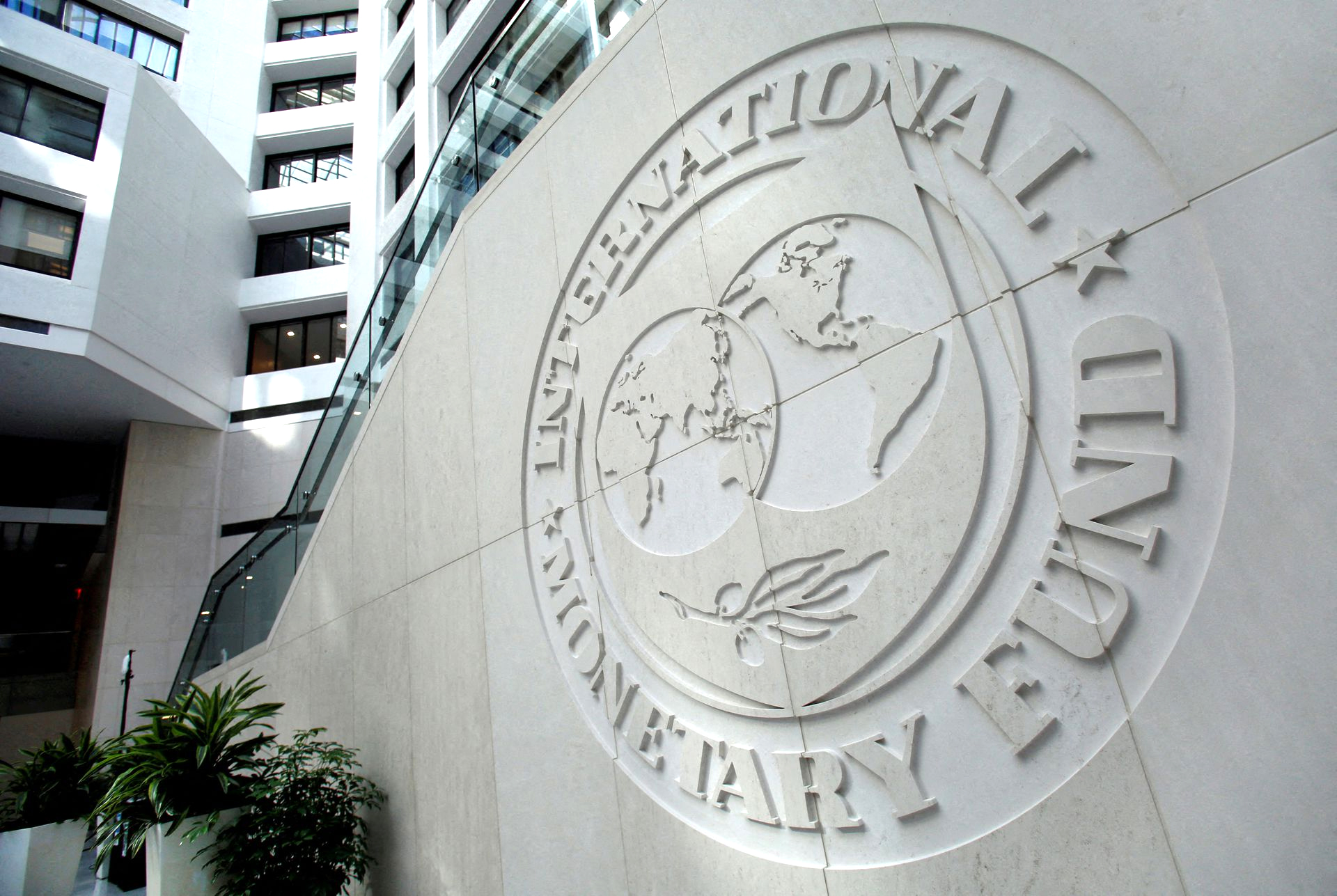 cover IMF assessment: global economic developments and stability challenges