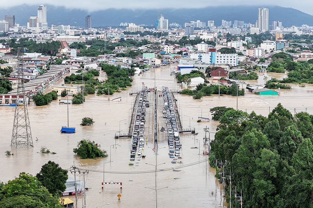 image Thailand airlifts patients, rushes supplies as floods in south kill 33