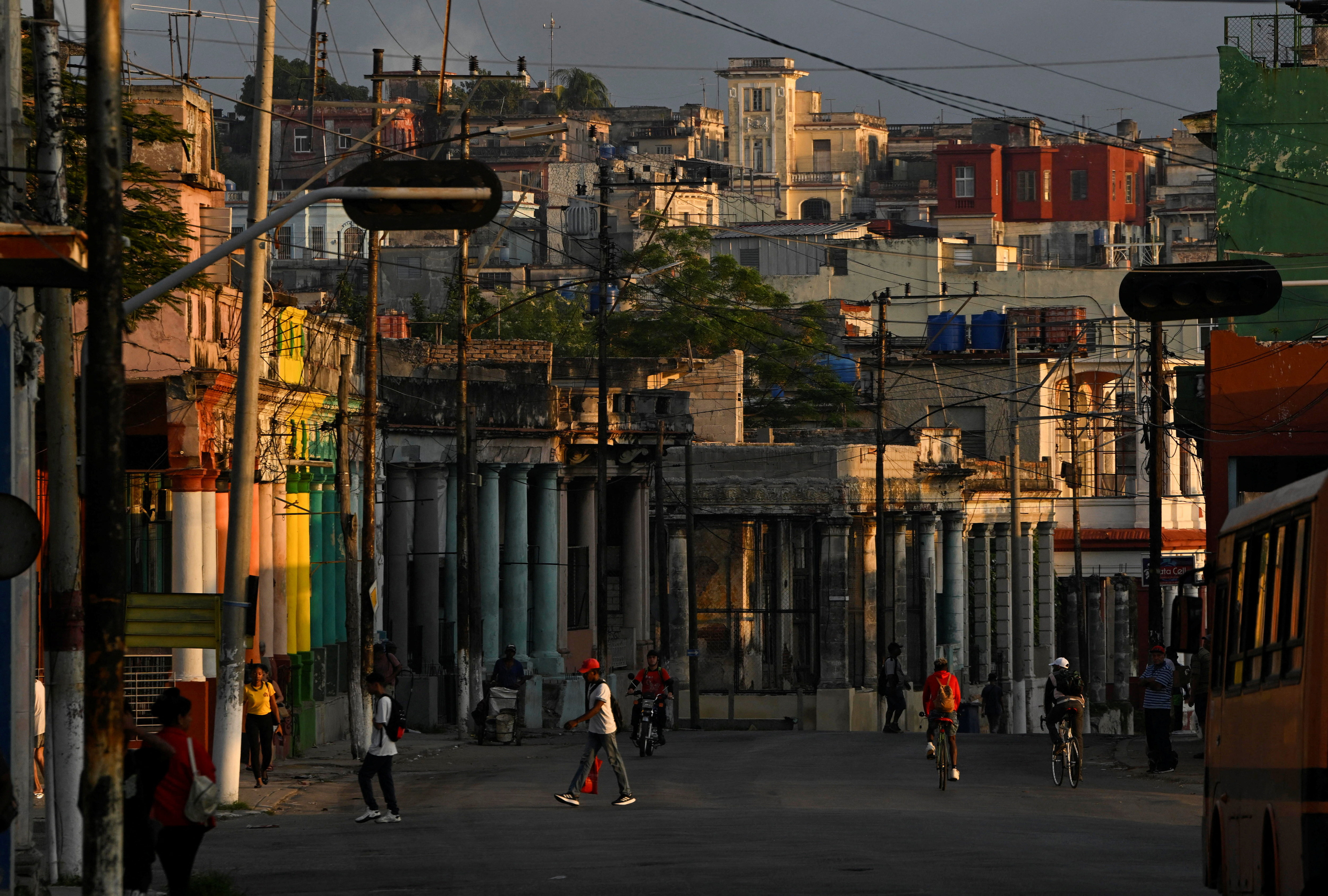 cover Cuba reconnects grid, begins restoring power to Havana after partial collapse