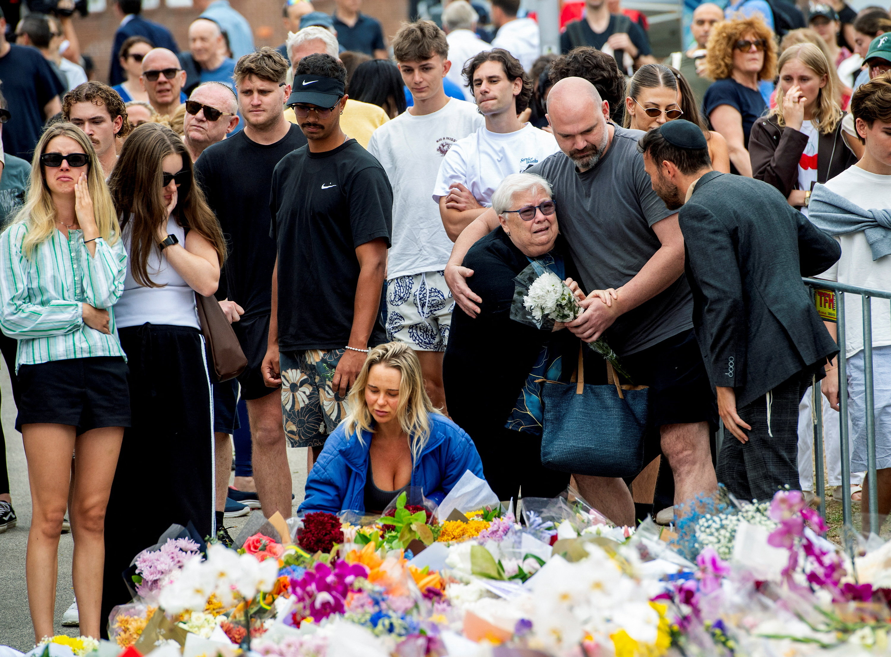 cover Bondi gunmen were inspired by Islamic State, had travelled to the Philippines, Australia police say