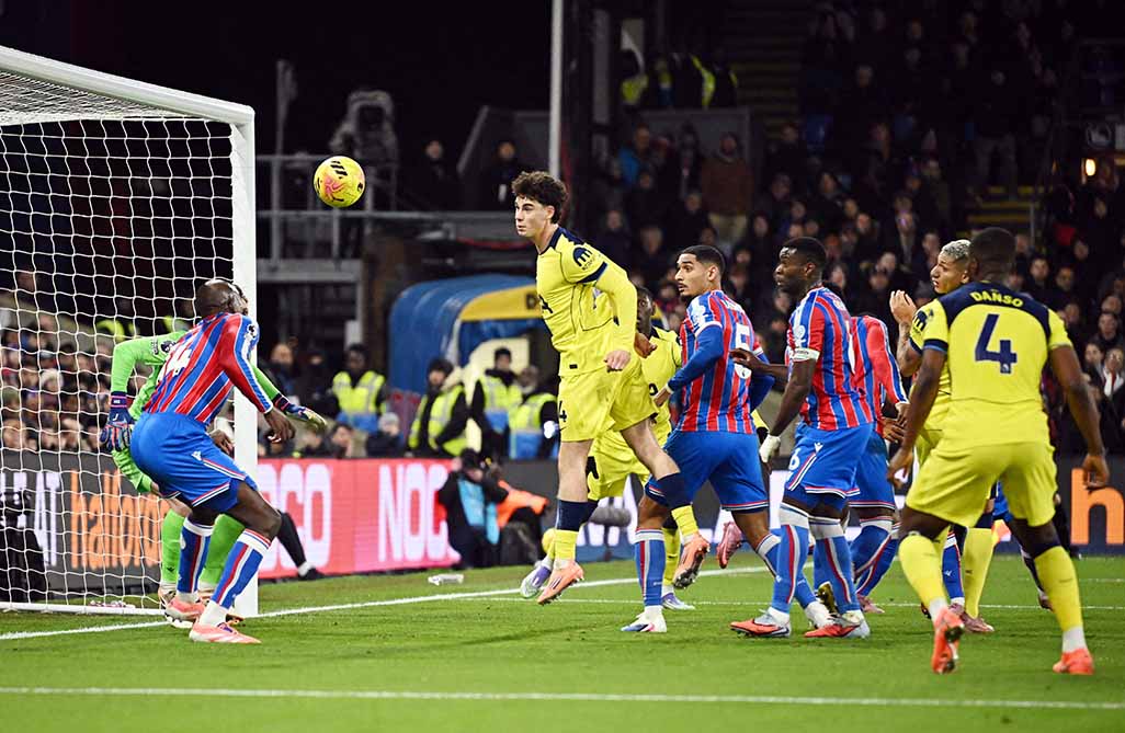 cover Gray&#8217;s first senior goal earns Spurs gritty 1-0 win at Palace