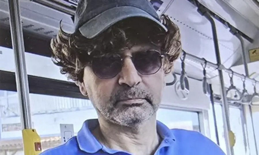 cover Auditor-general boards bus wearing wig