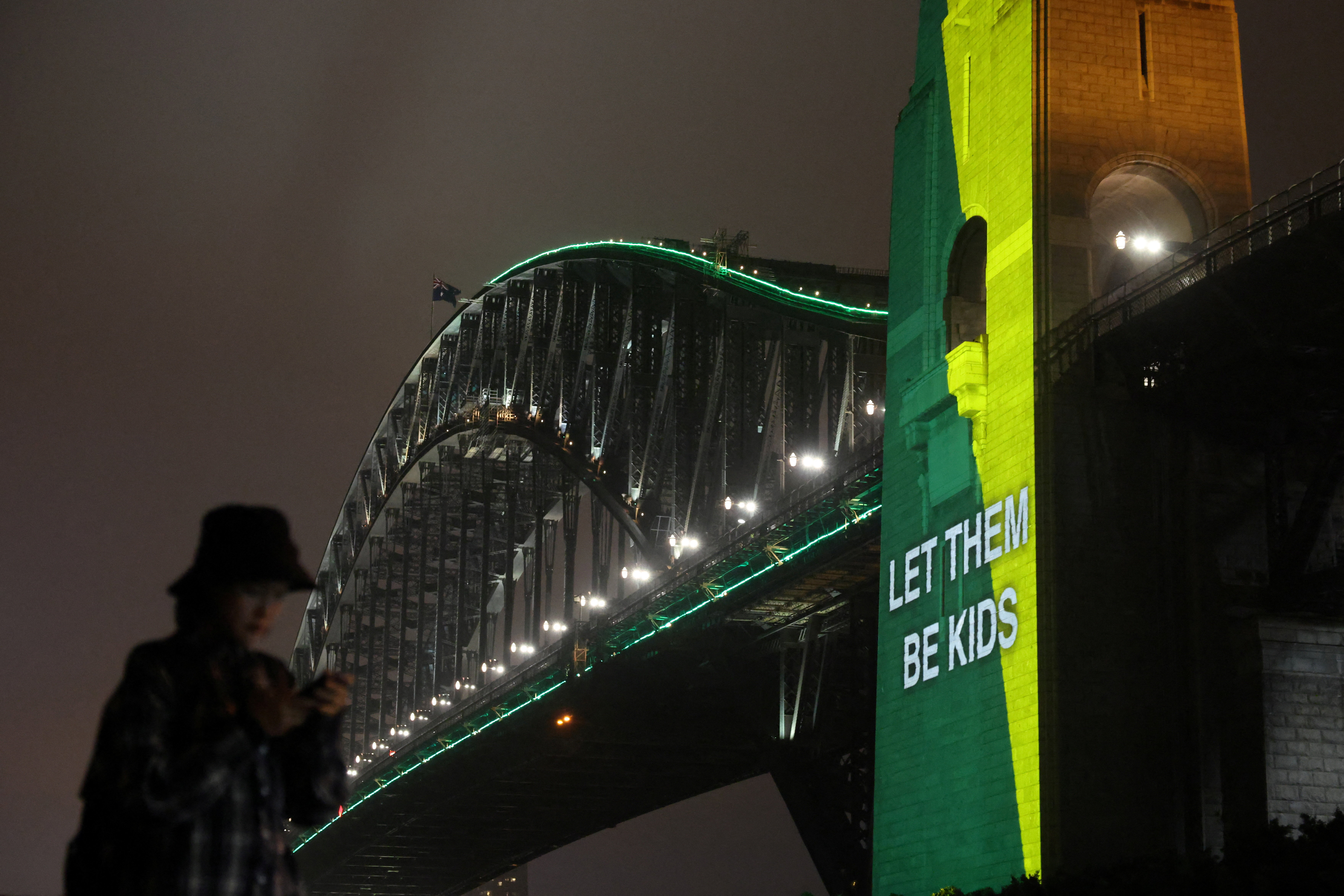 image Australia begins enforcing world-first teen social media ban