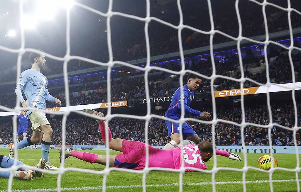 image Injury-time Fernandez goal gives Chelsea 1-1 draw with Man City