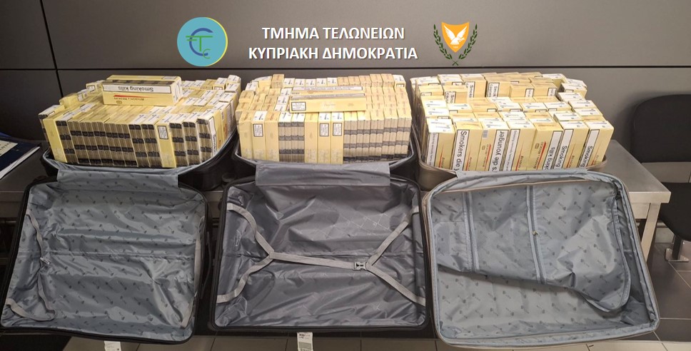 cover Passengers for UK arrested in tobacco haul