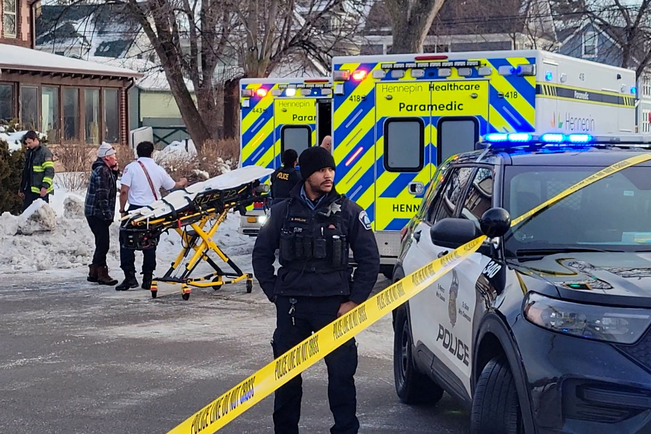 cover US immigration agent fatally shoots woman in Minneapolis, mayor disputes government claim of self-defense (V)