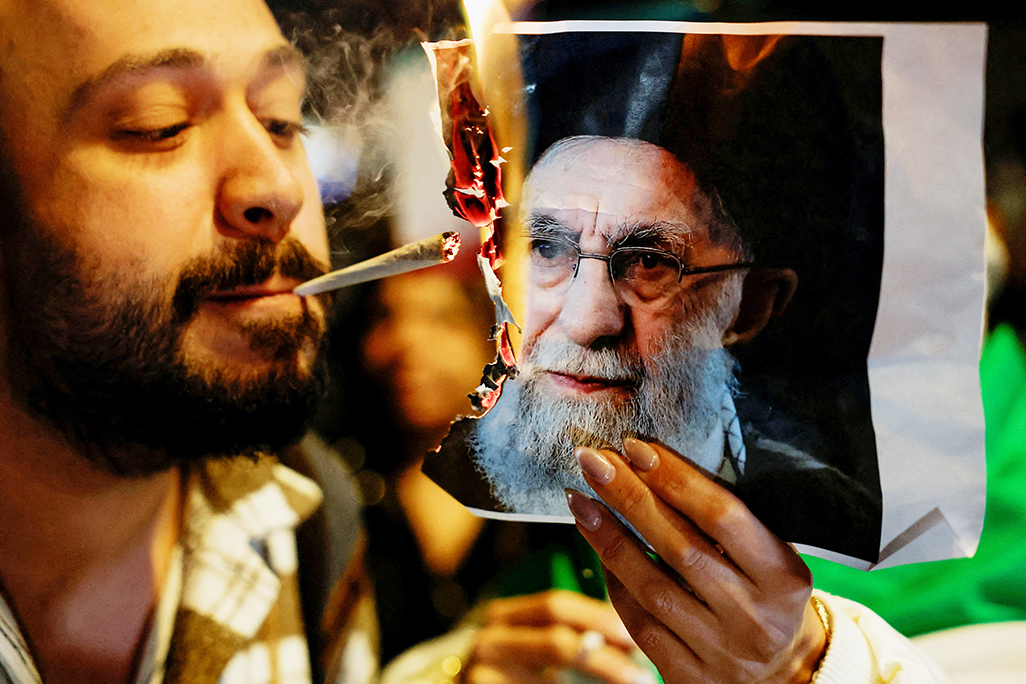 image Trump sees Iranian crackdown easing, Tehran denies executions