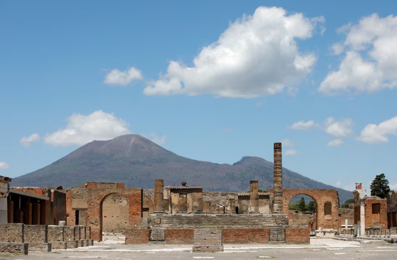 cover Digital scans unveil new love notes and sketches on ancient Pompeii wall