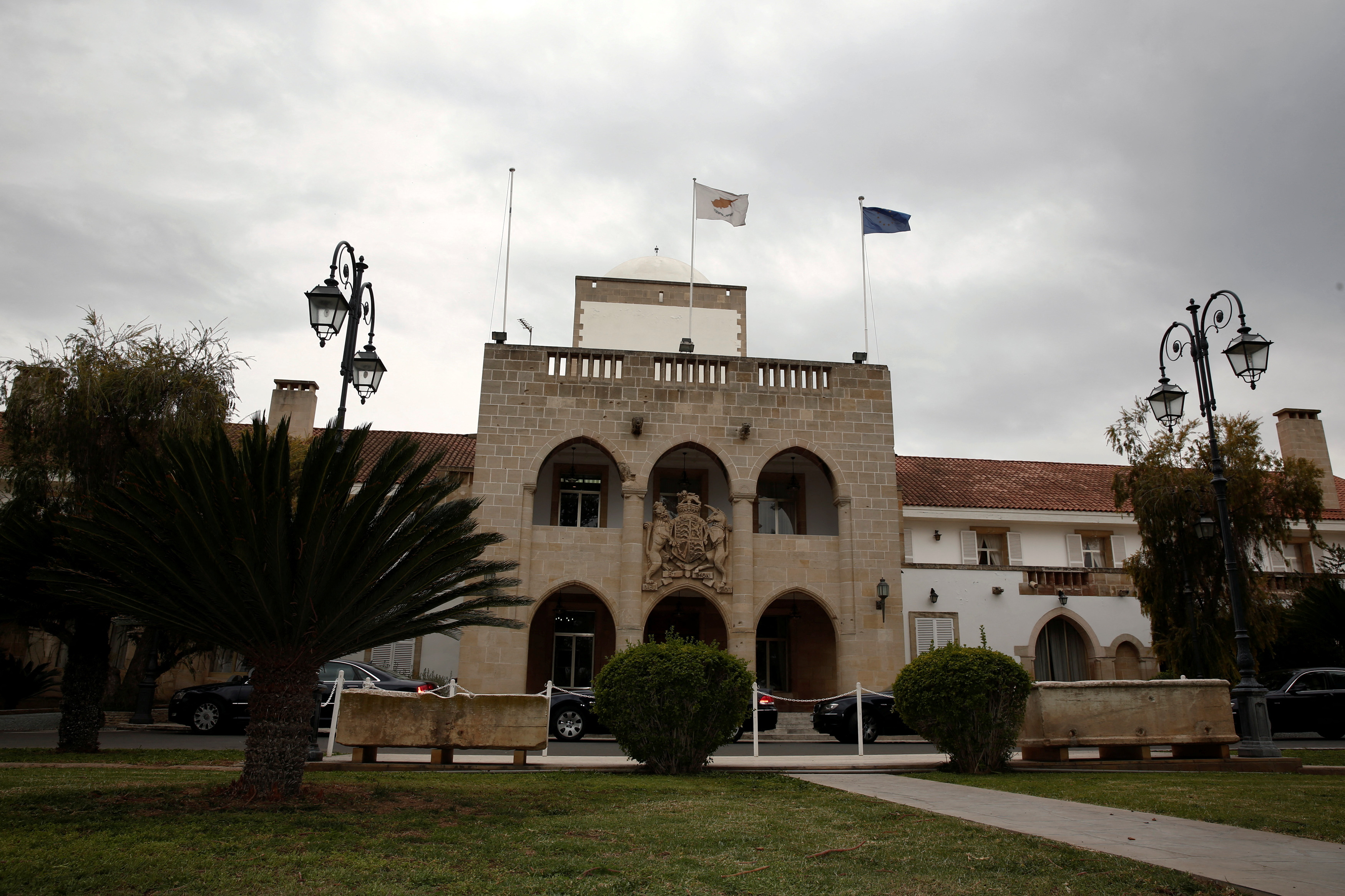 cover Hourly government workers to stage protest outside presidential palace