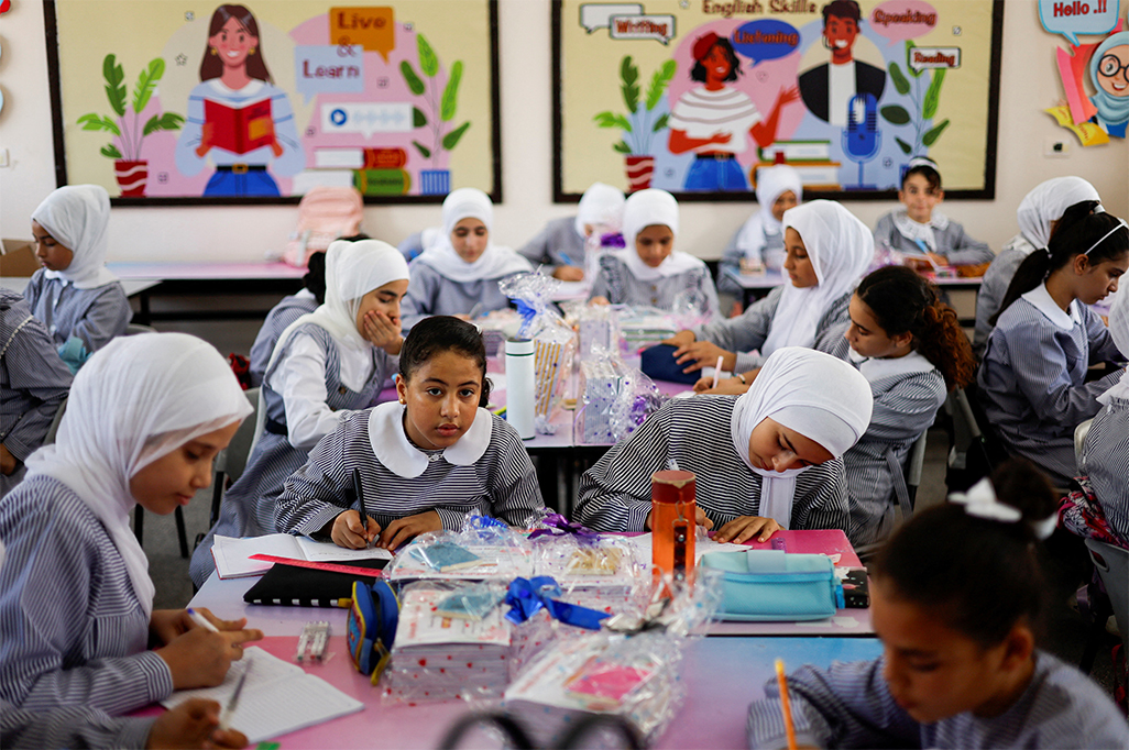 image School resumes in tents under shadow of Gaza&#8217;s &#8216;yellow line&#8217;