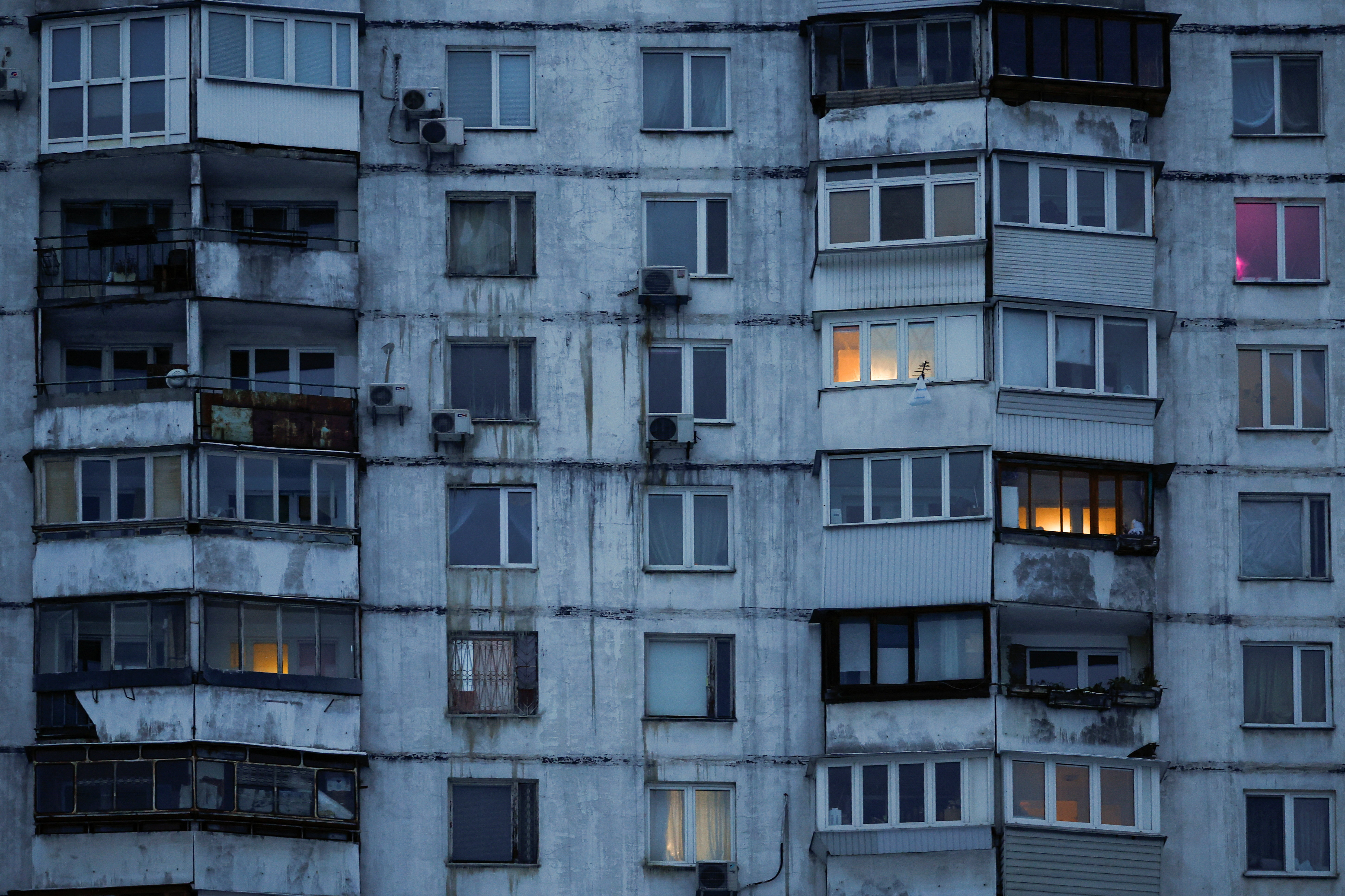 cover Russian airstrikes pound Ukraine amid US-brokered peace talks in Abu Dhabi