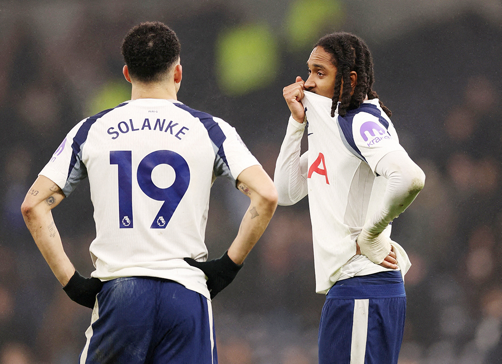 cover Spurs gloom deepens, Man Utd salvage point at West Ham