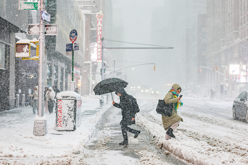 cover Paralysing blizzard hits US Northeast