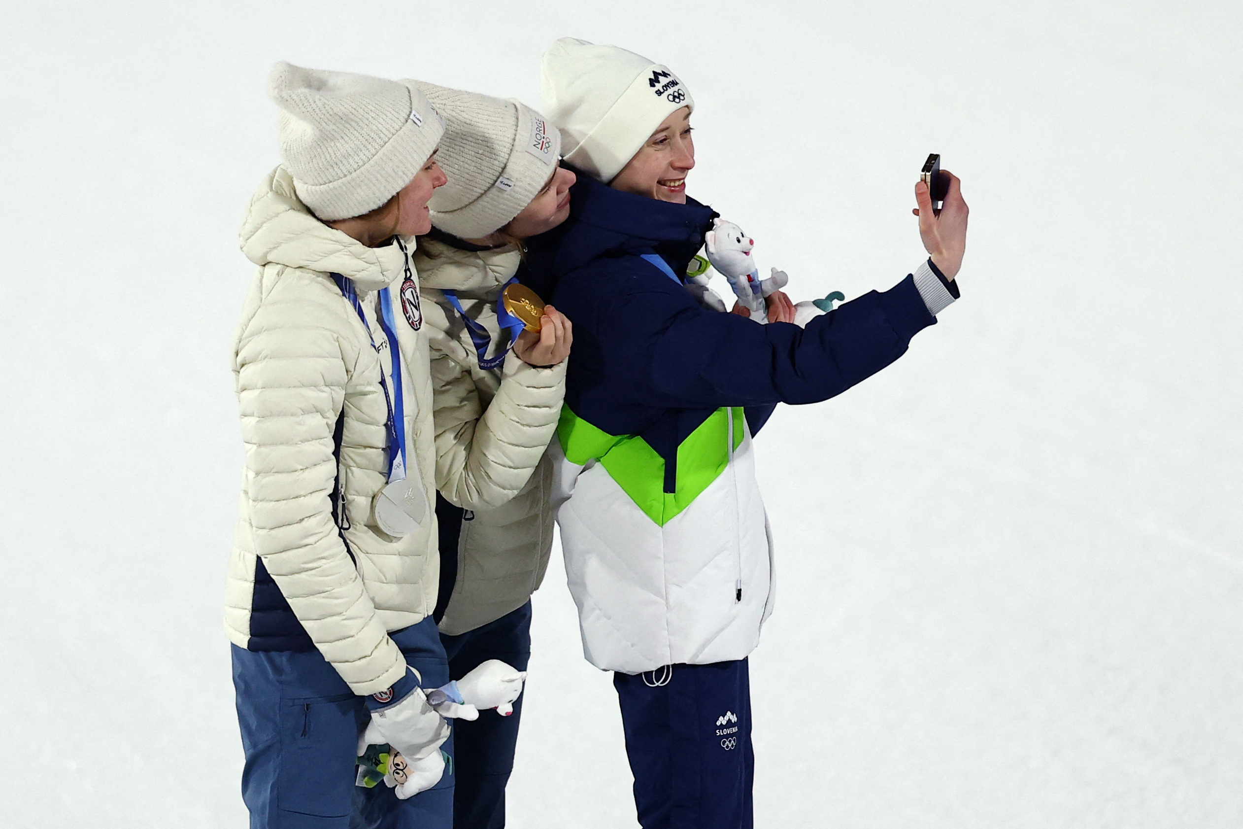 cover Winter sports scream glamour