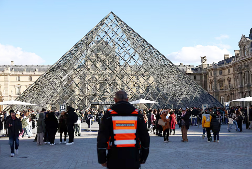 cover France tasks Versailles director with overhauling Louvre after heist